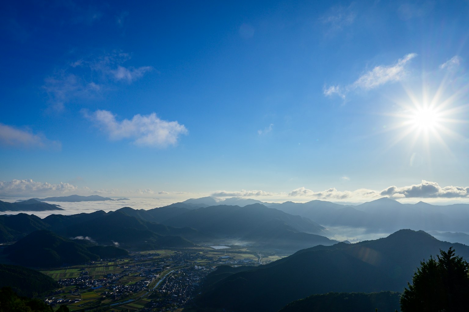Vue panoramique du ciel bleu et des montagnes Soleil brillant sur un matin tranquille