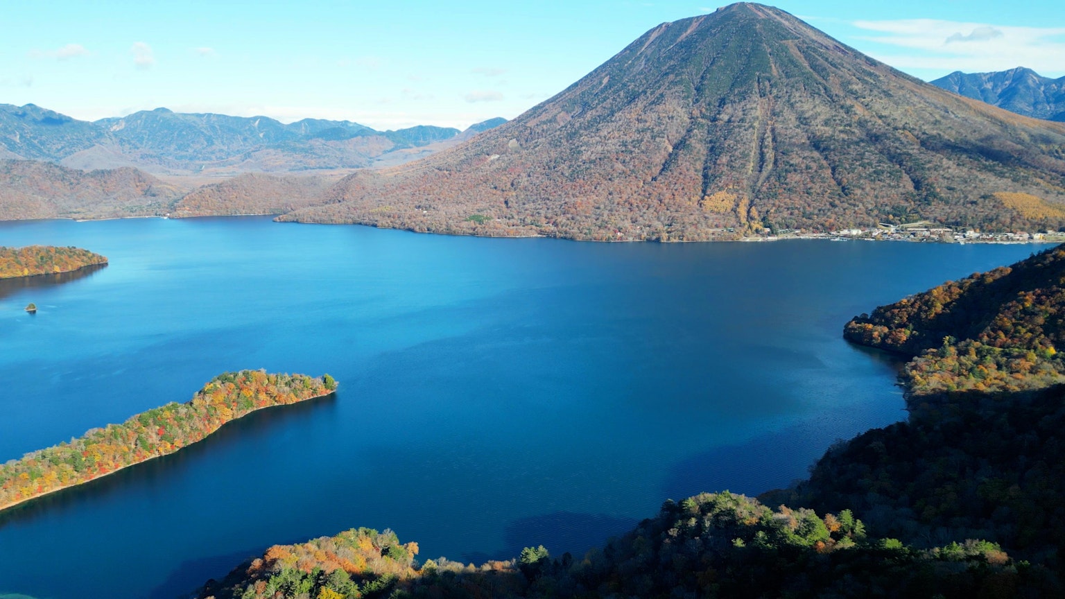 Malersicher Blick auf einen See und einen Vulkan