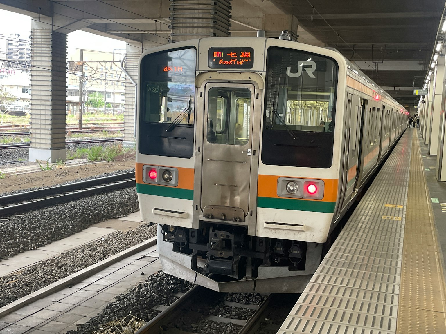 Treno JR fermo alla stazione