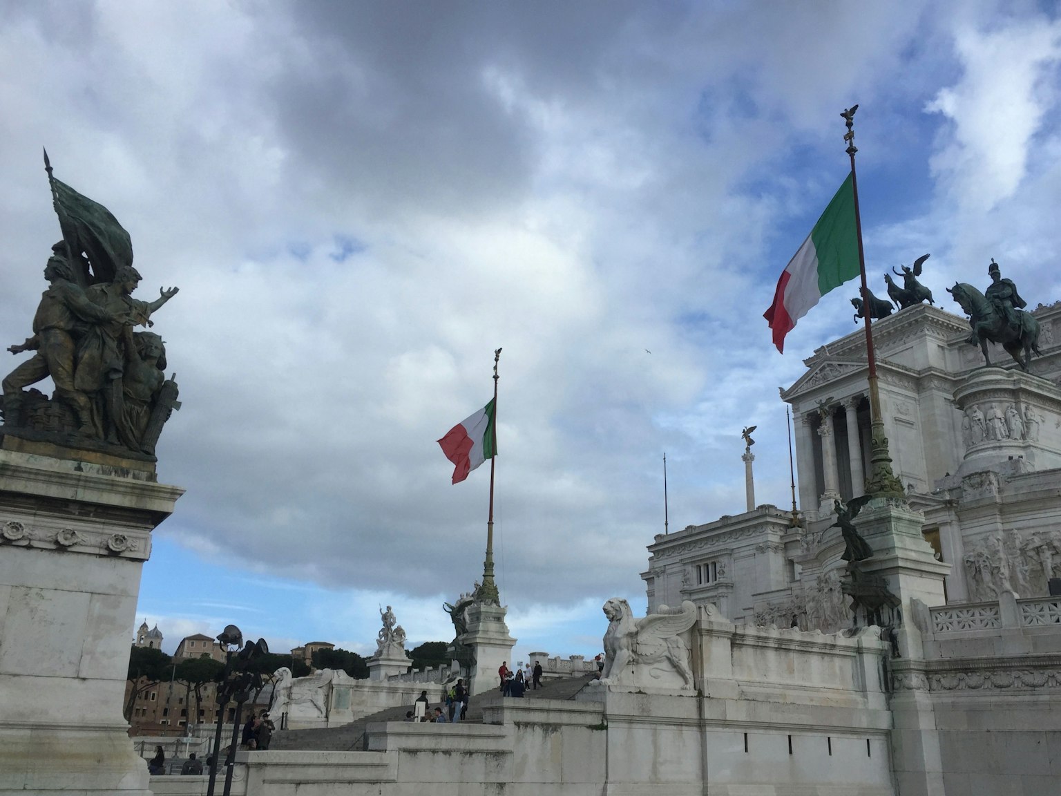 Cảnh tượng của đài tưởng niệm Vittoriano ở Rome với cờ Italy và các bức tượng