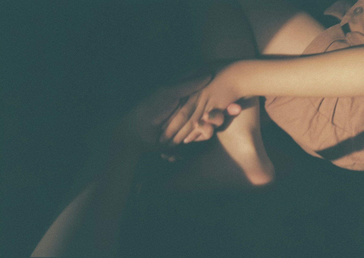 手と足が触れ合う親密な瞬間の写真