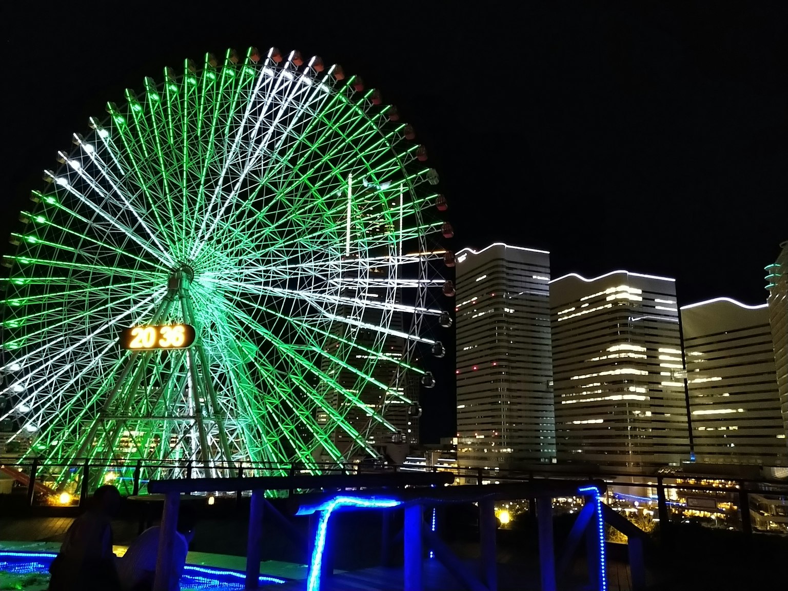Ruota panoramica vibrante e skyline cittadino di notte