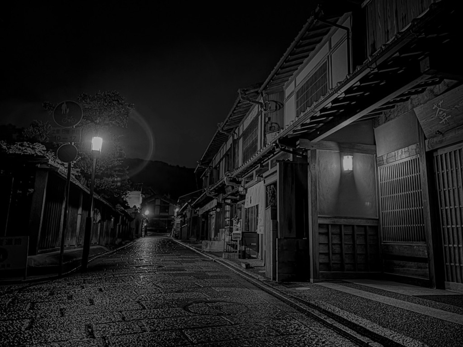 安静的夜间街道 传统日本建筑与鹅卵石小路 灯笼的柔和光线