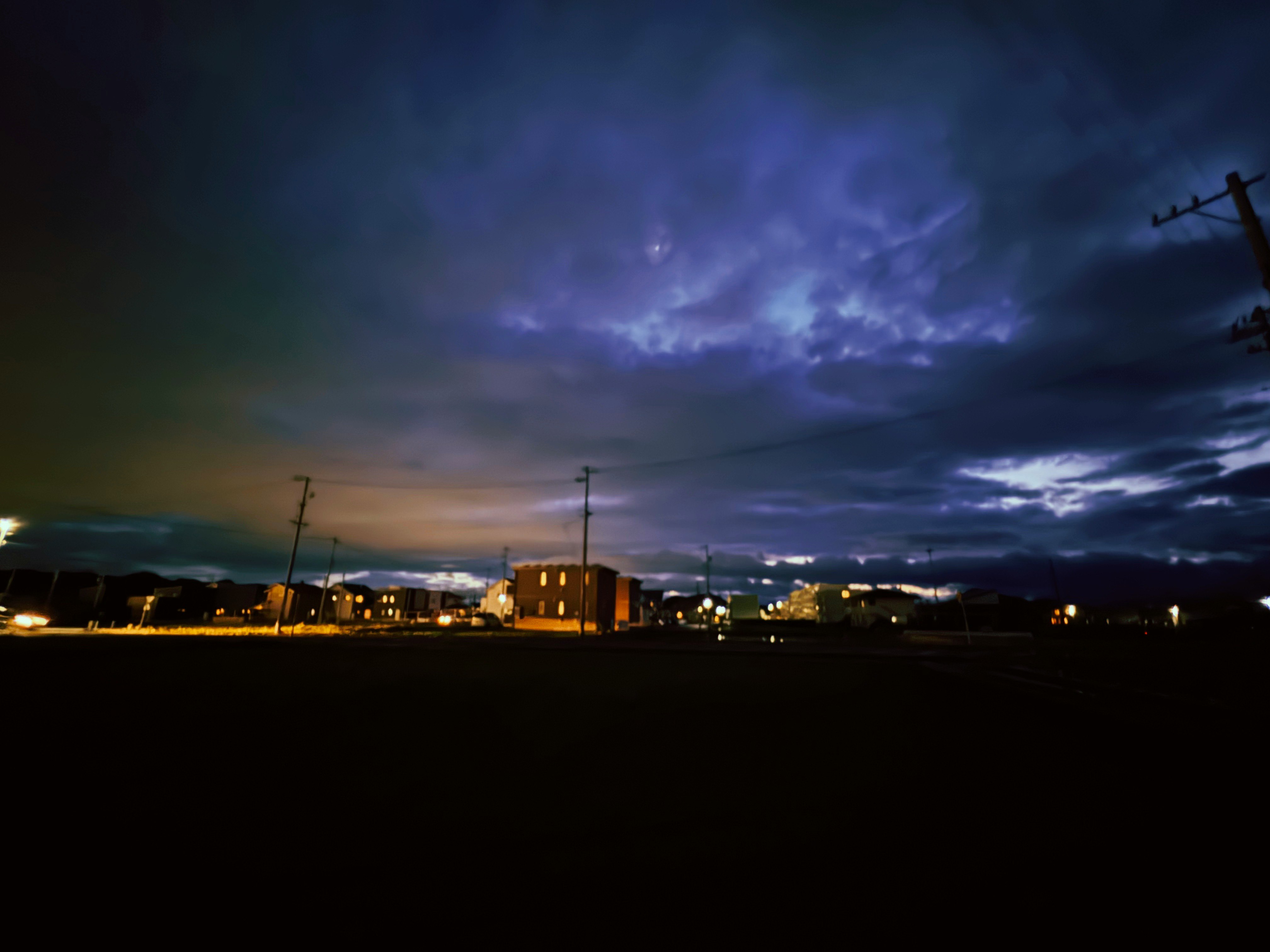 夜の街灯と空に広がる雲のある郊外の風景