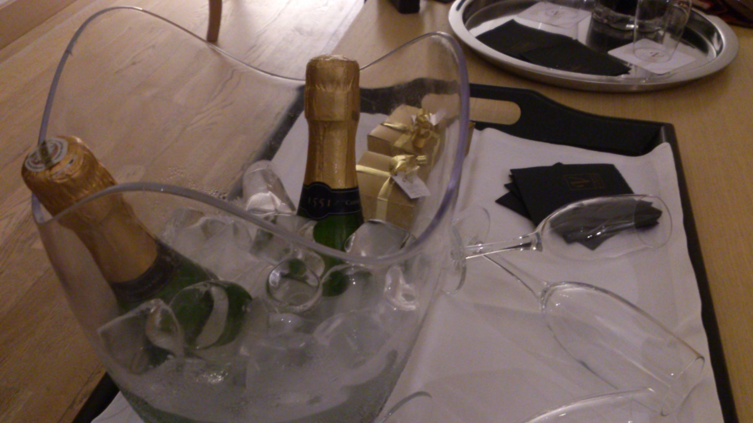 Bottiglie di champagne in un secchiello di ghiaccio trasparente pieno di ghiaccio