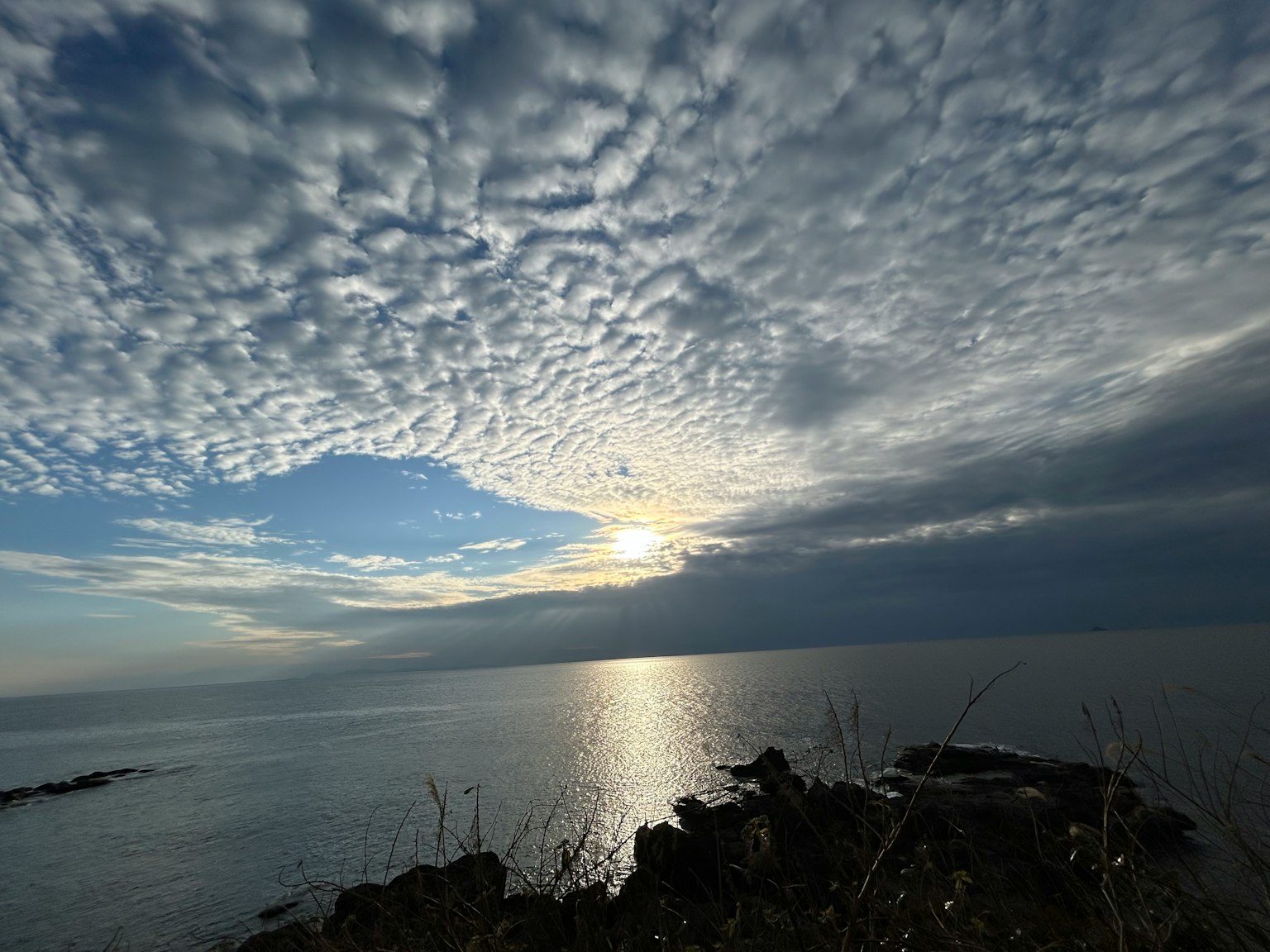Vista panoramica dell'oceano con cielo nuvoloso e tramonto