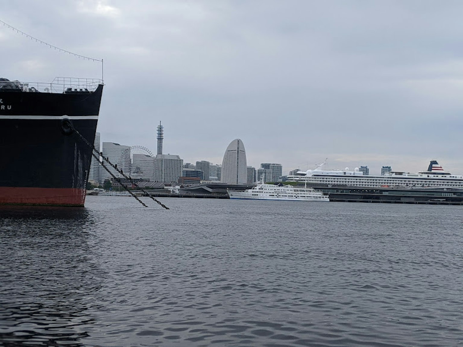 ทิวทัศน์ของท่าเรือโยโกฮาม่ามีเรือและเส้นขอบฟ้าของเมือง