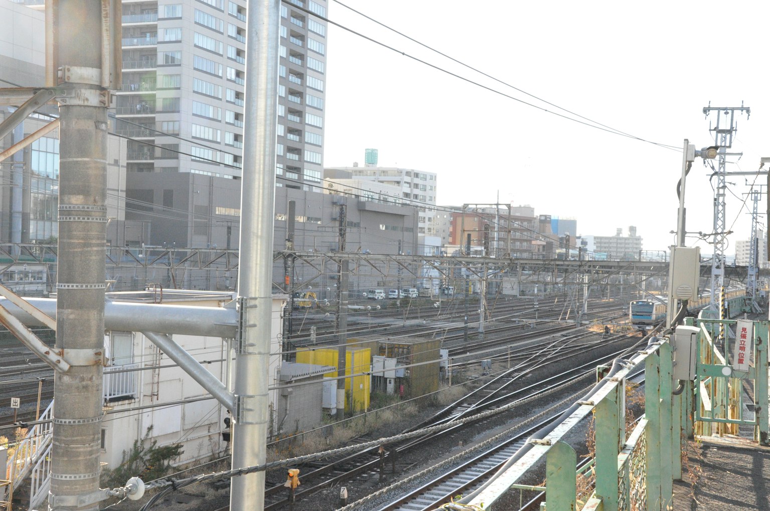 城市景观，包含建筑和铁路轨道