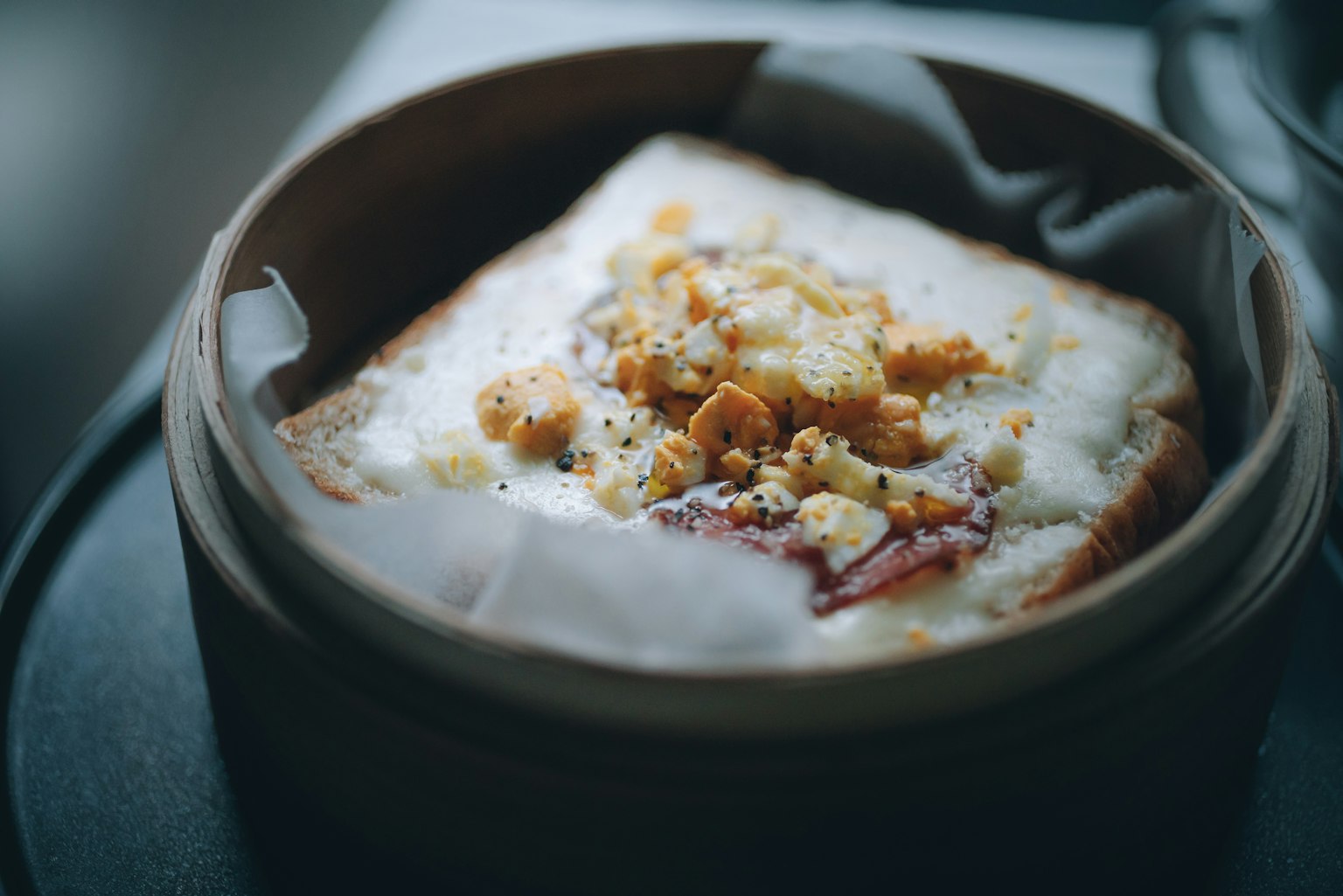 Dessert cremoso guarnito con cracker sbriciolati in uno steamer di legno