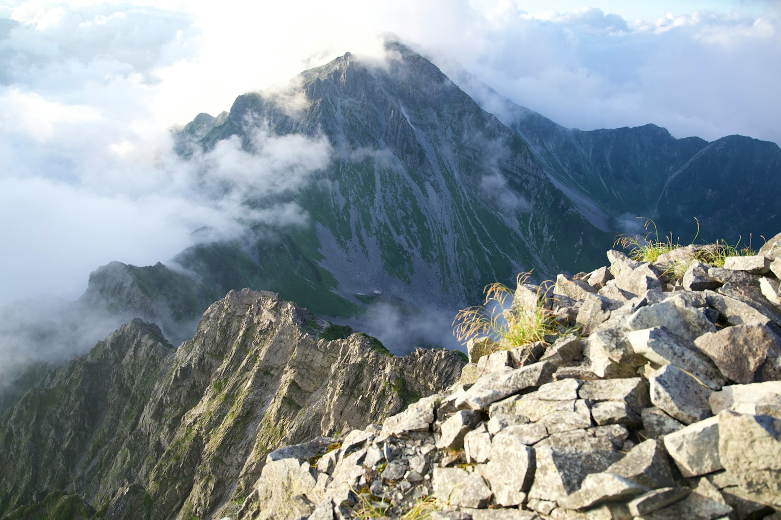 云雾缭绕的山景和岩石前景