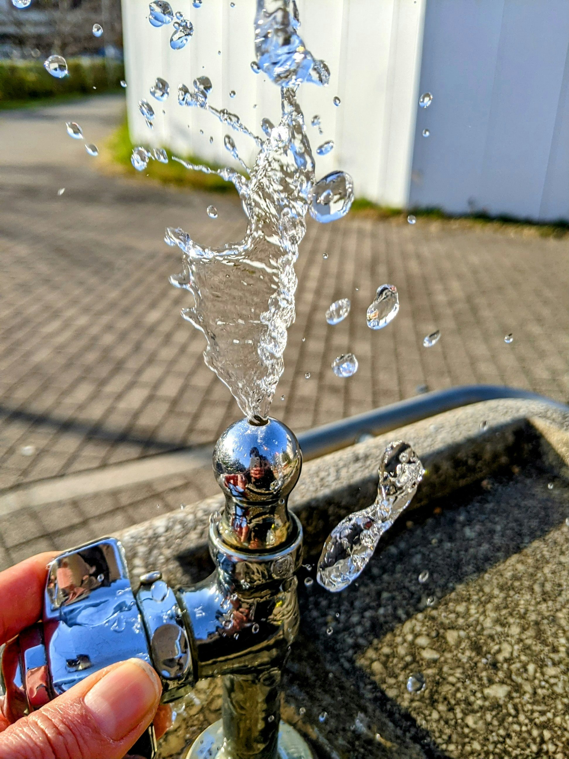 starker Wasserstrahl aus einem Trinkbrunnen