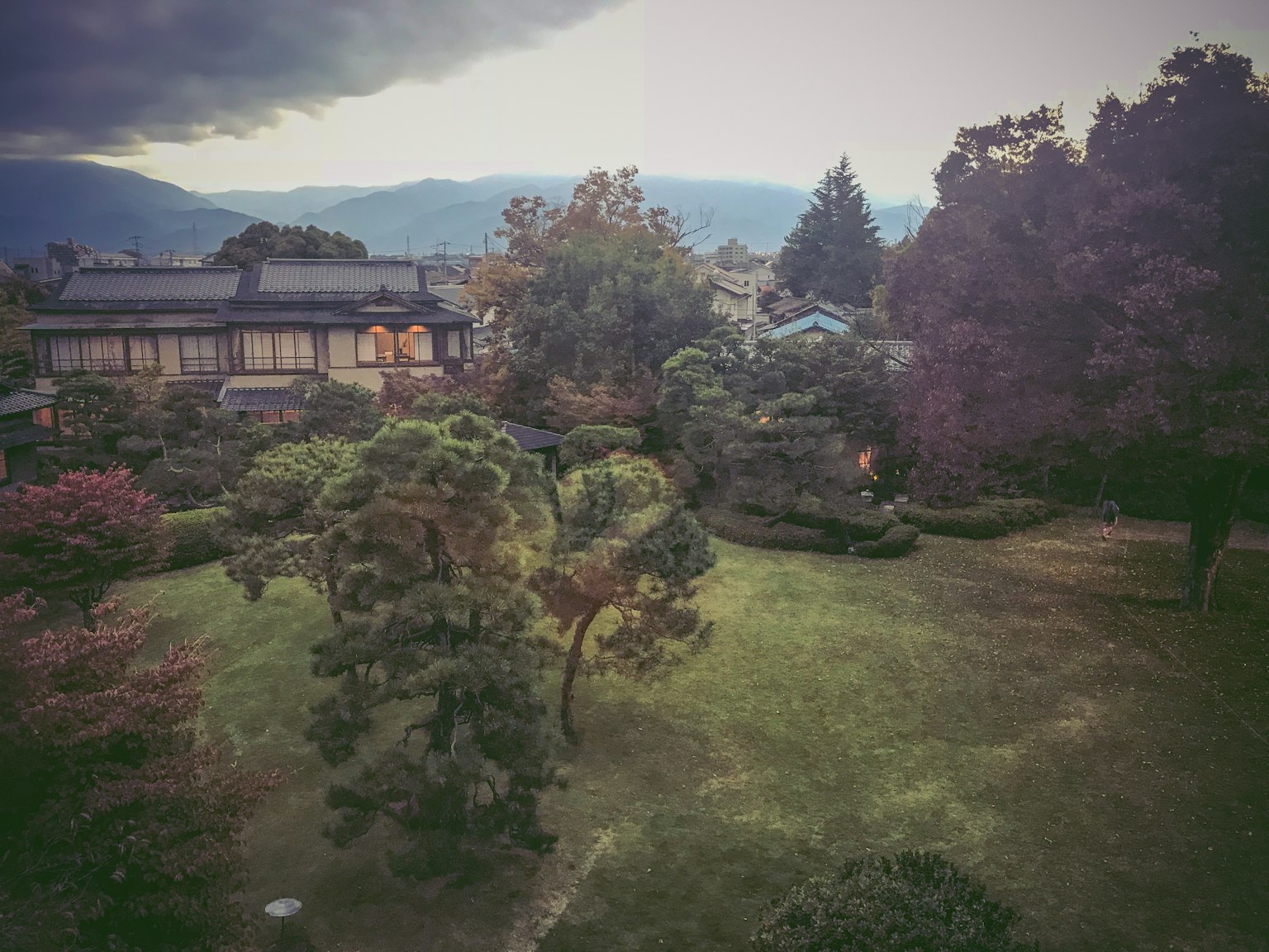 Vue pittoresque d'un jardin traditionnel et d'un bâtiment historique