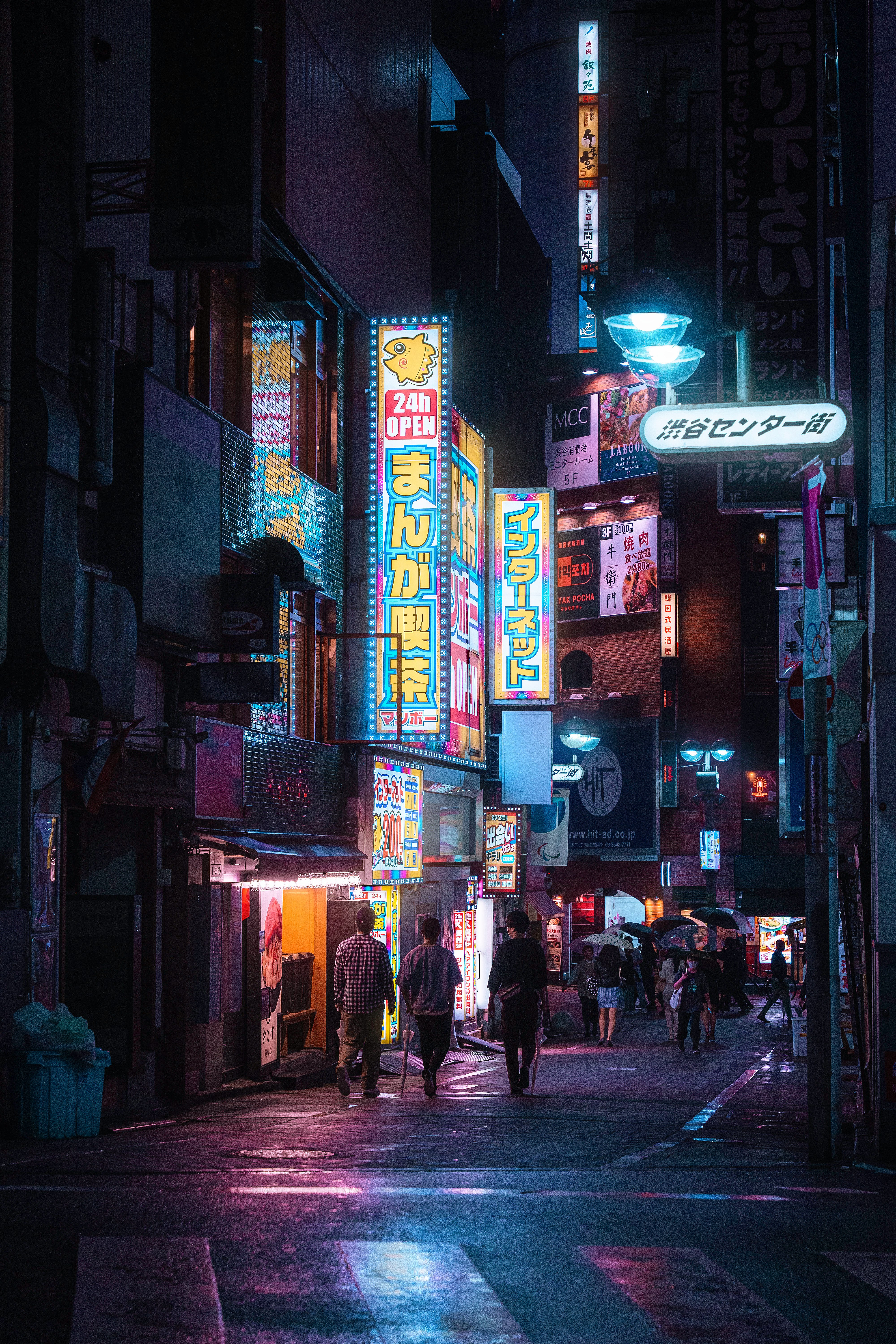 ネオンが光る狭い路地の夜景