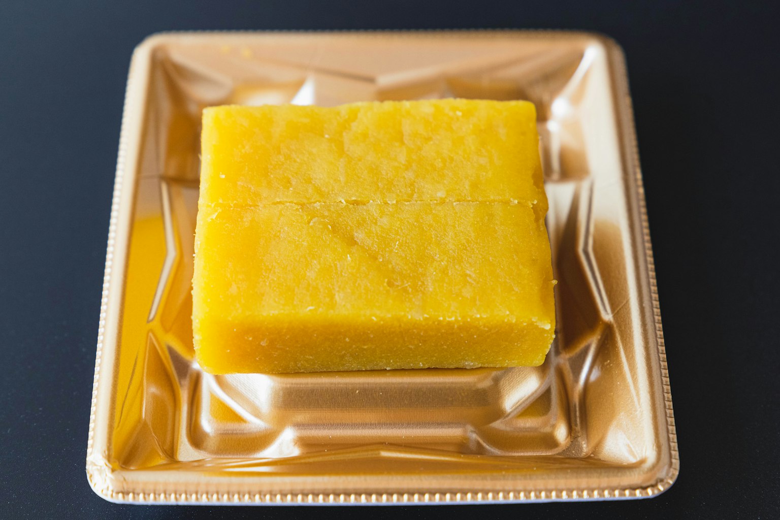 Dessert a bloc giallo su un piatto dorato