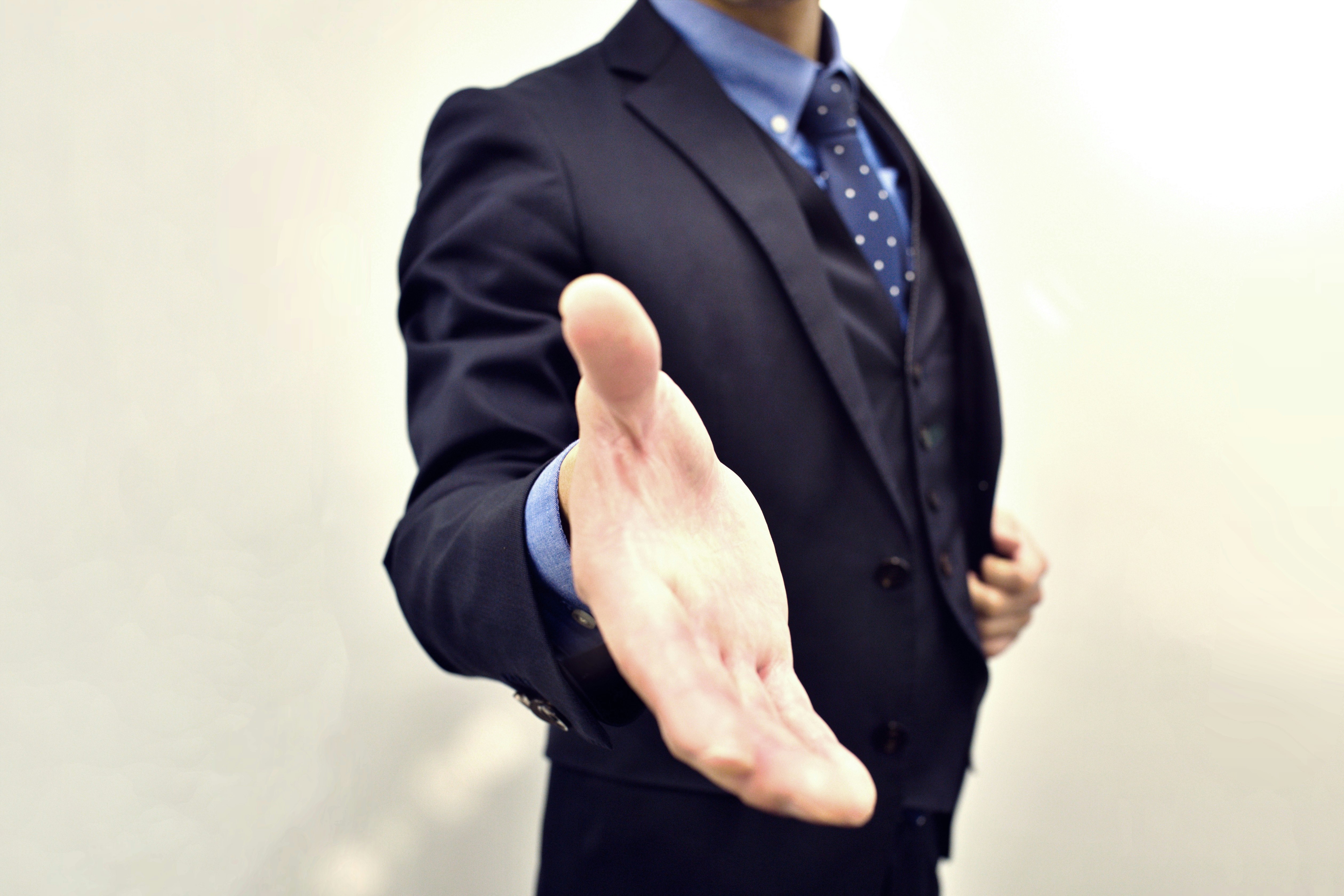 穿西裝的商務人士伸手示意