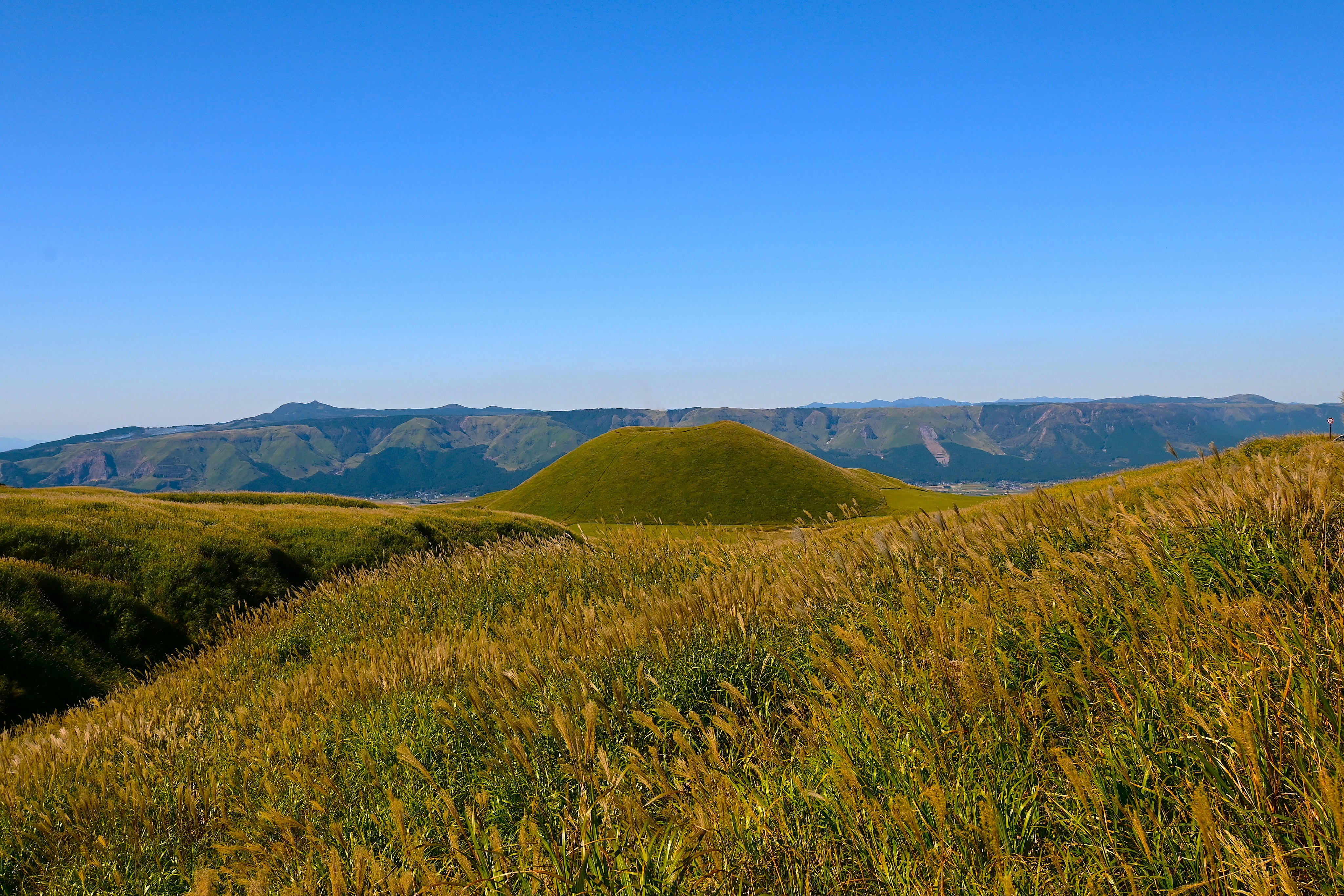 阿蘇草原與起伏山脊的風景
