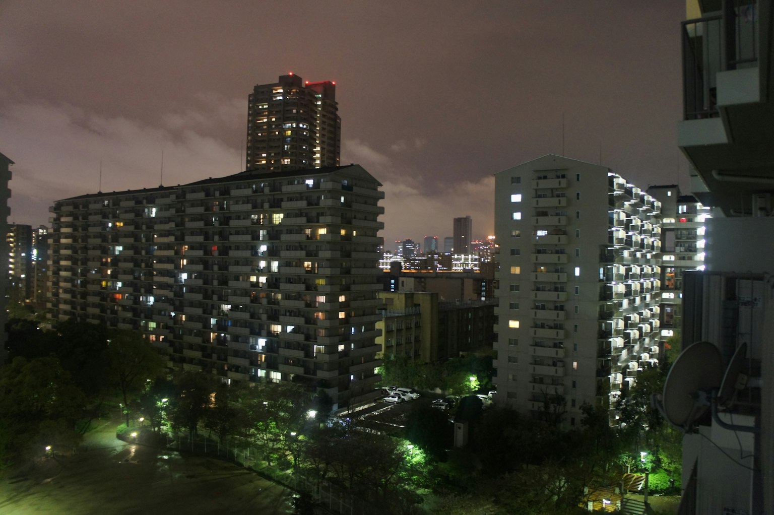 Pemandangan malam kota dengan gedung-gedung yang diterangi dan lampu-lampu kota
