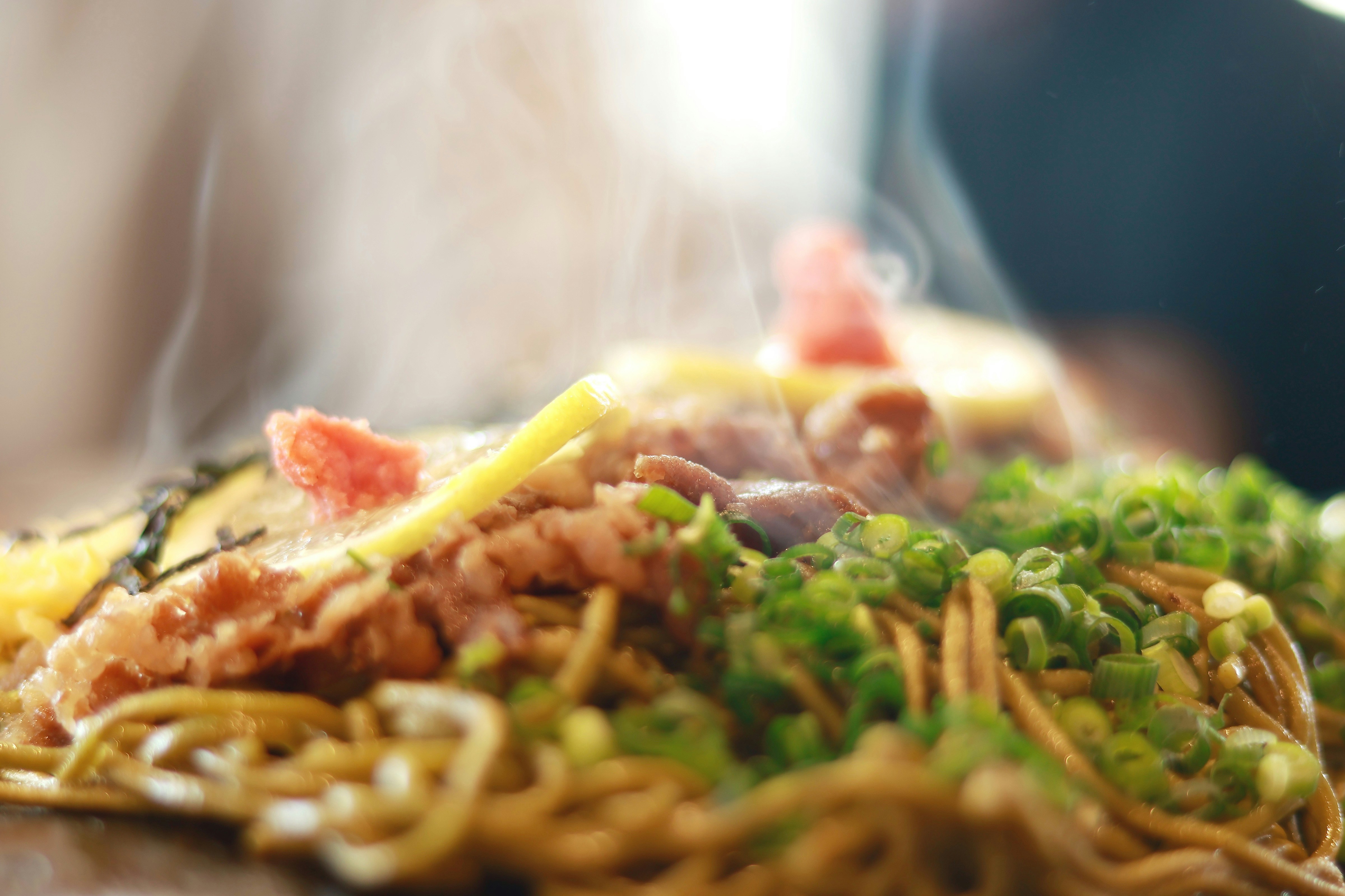 瓦そばの湯気と具材、箸で持ち上げた麺のアップ