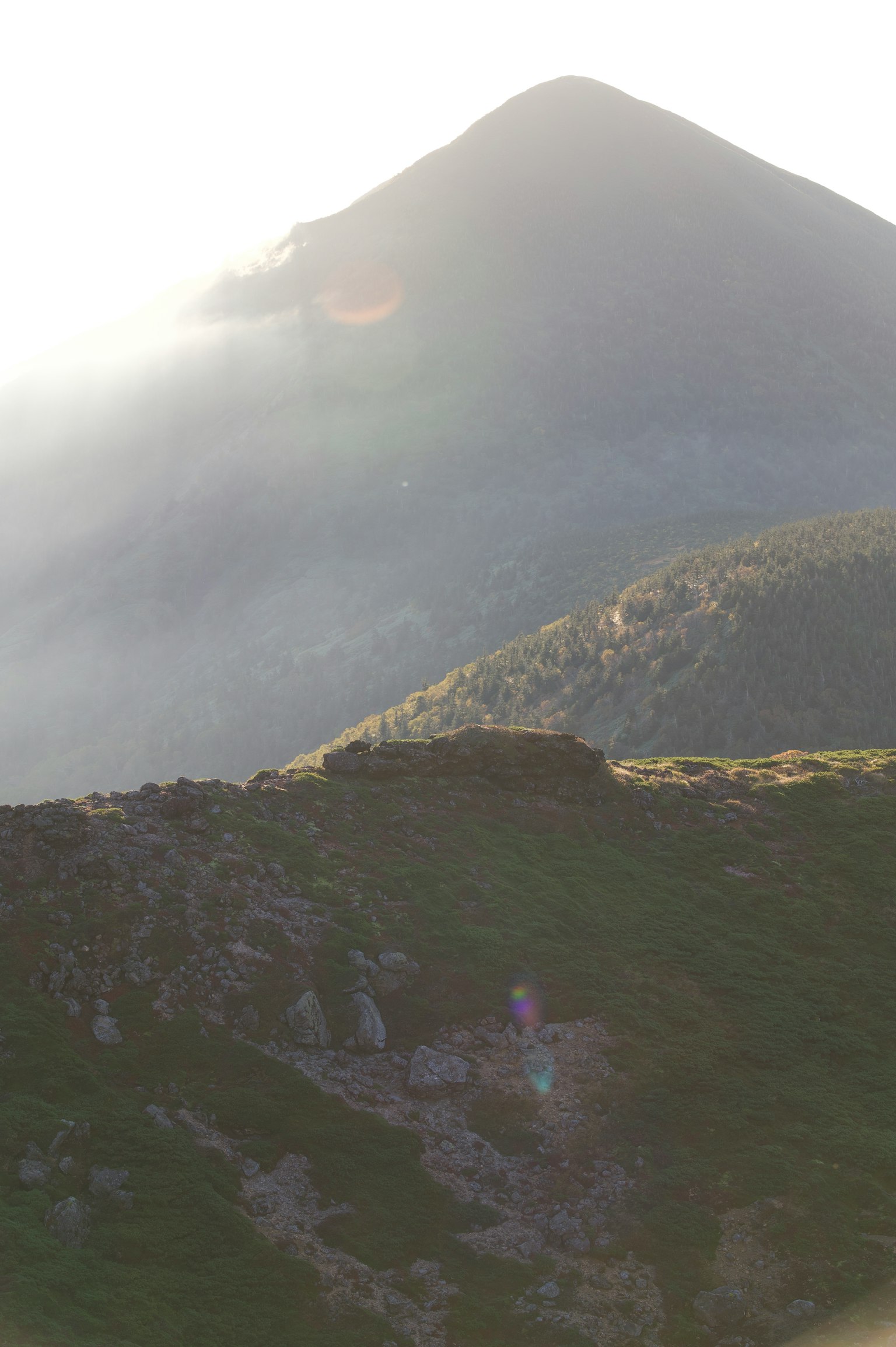 Paesaggio montano con nebbia ed effetti di luce