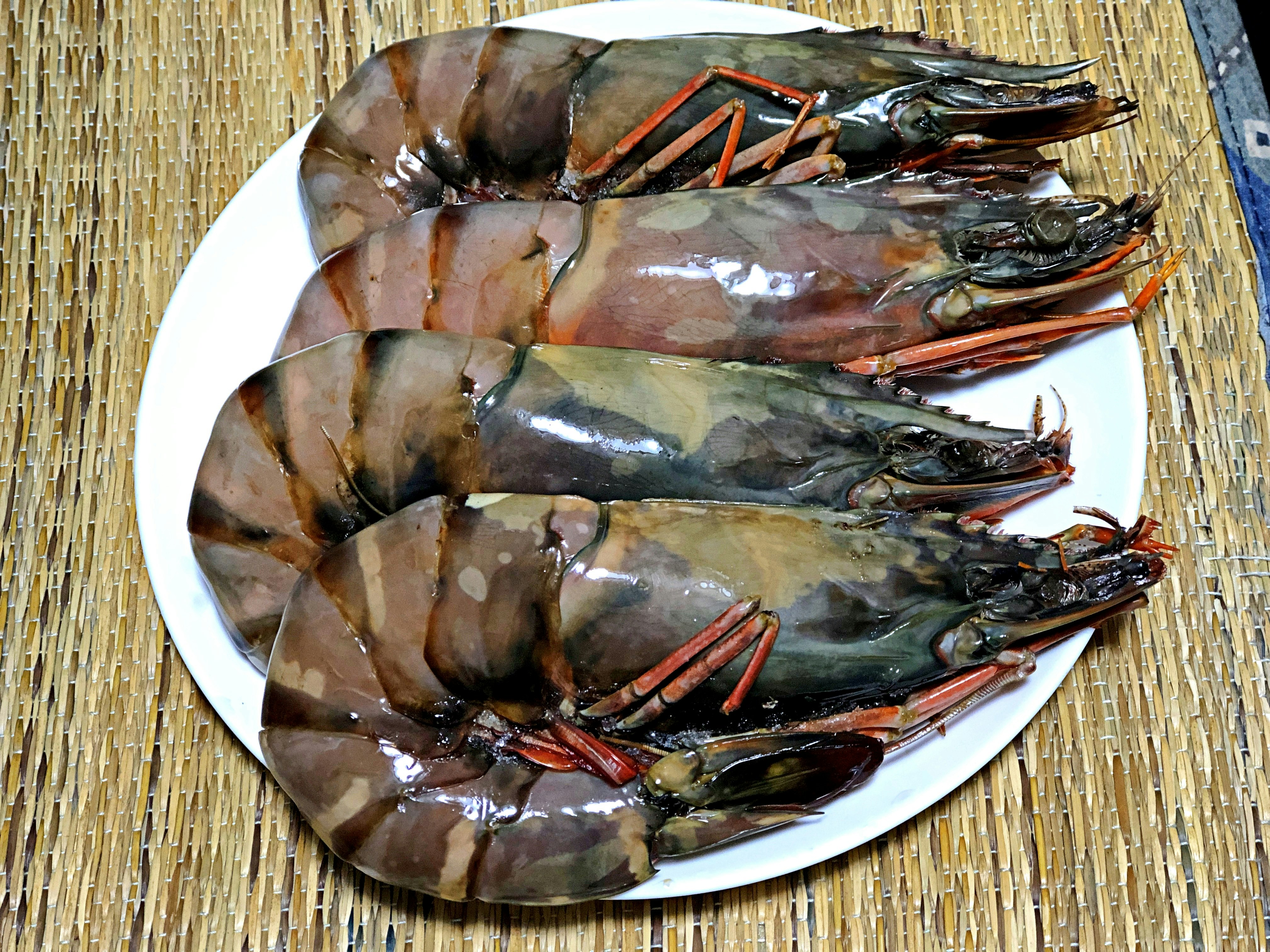竹の敷物の上に並ぶエビの盛り合わせ