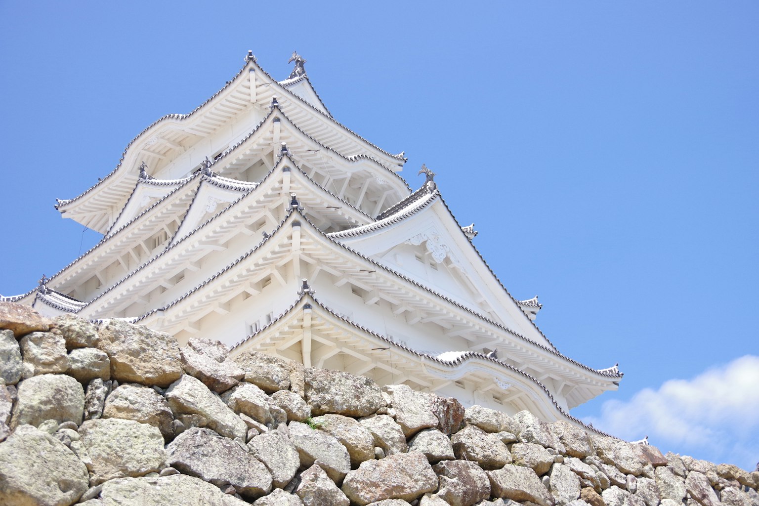 Weiße Burg-Turm vor klarem blauen Himmel