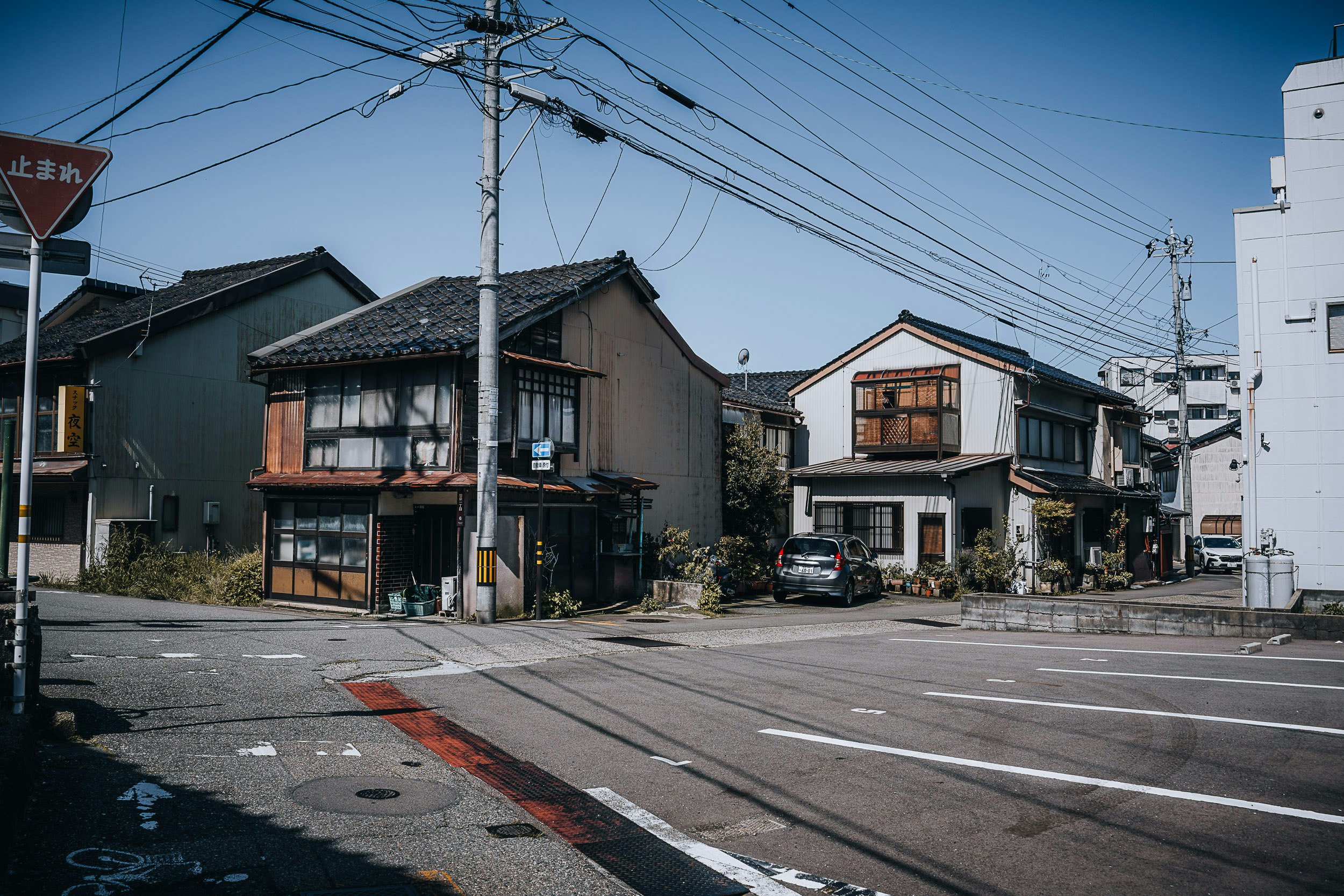 路地に面した古い家並みと交差点の街角