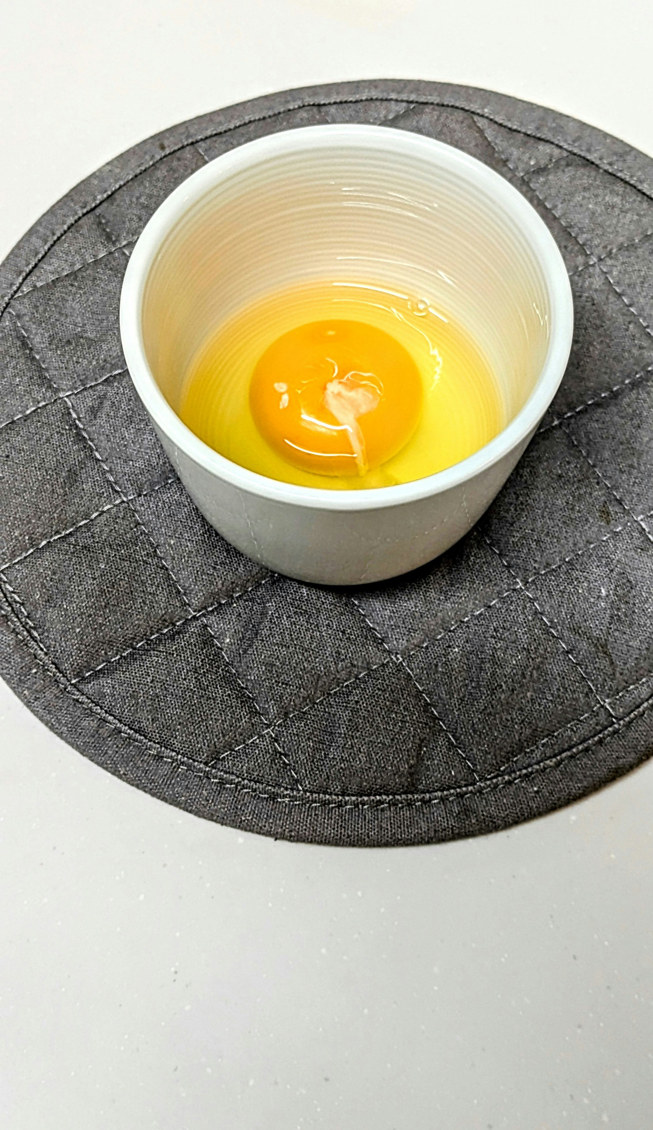 杯中的生雞蛋
