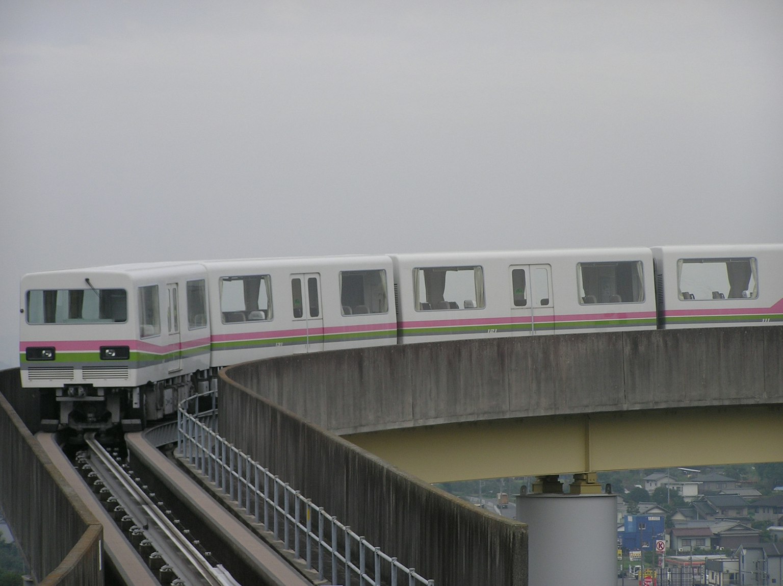 Weißer Monorail-Zug auf einer erhöhten Strecke