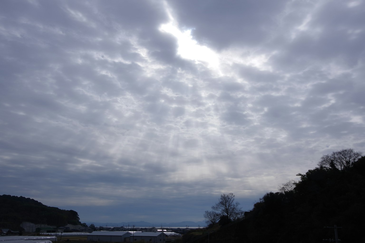 Bewölkter Himmel mit Lichtstrahlen
