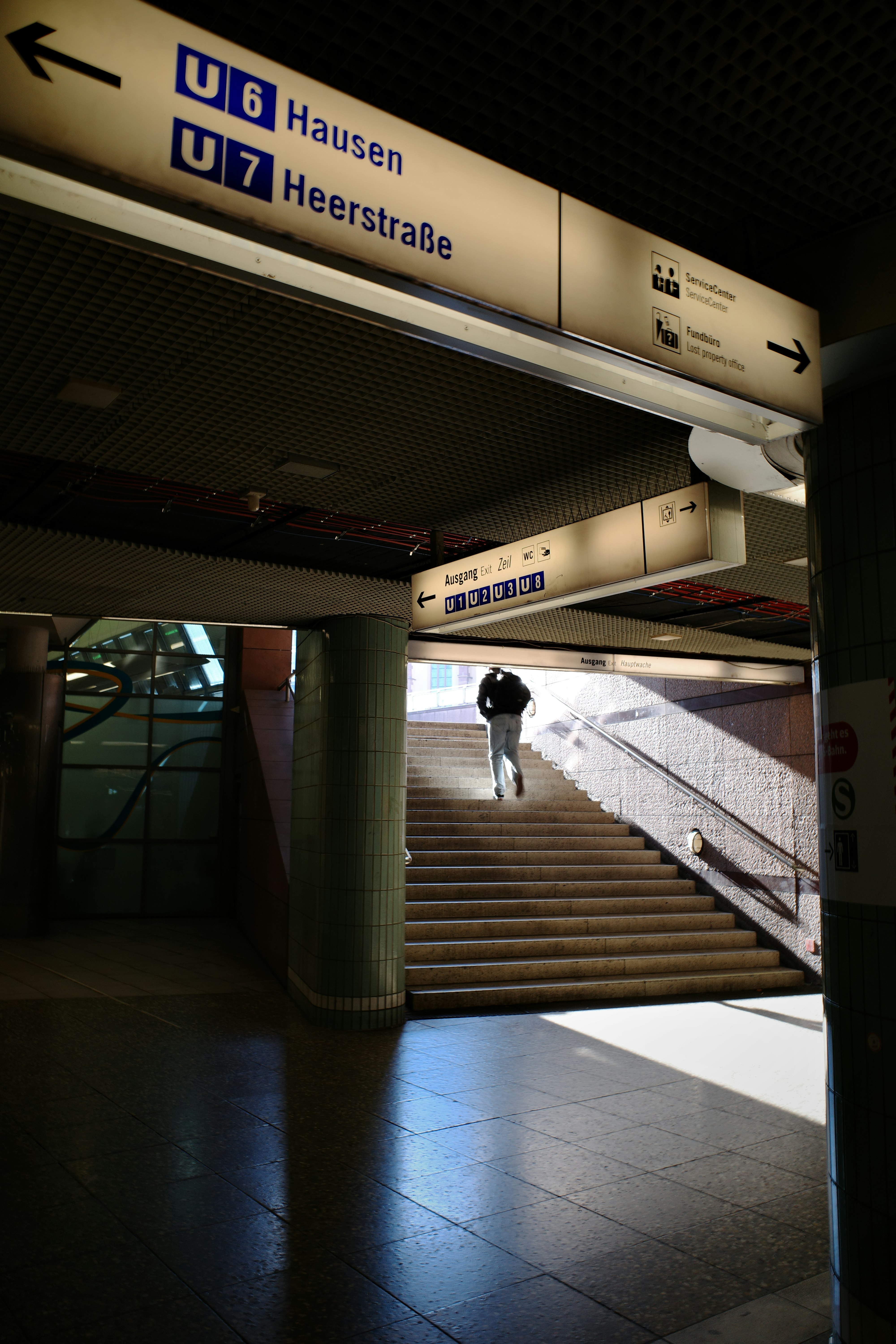 駅構内の階段と案内標識