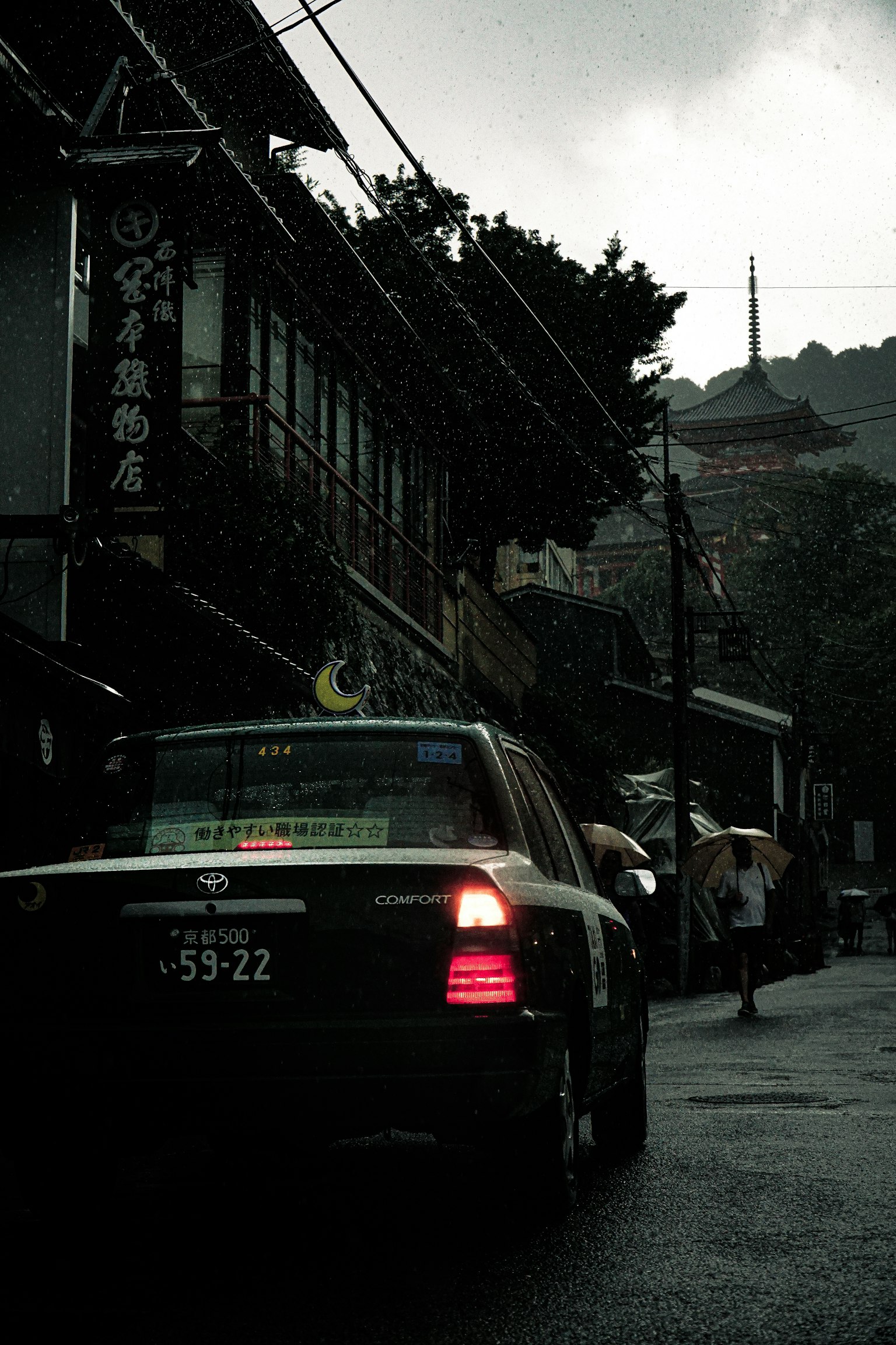 雨中的出租车与古老建筑和远处的塔