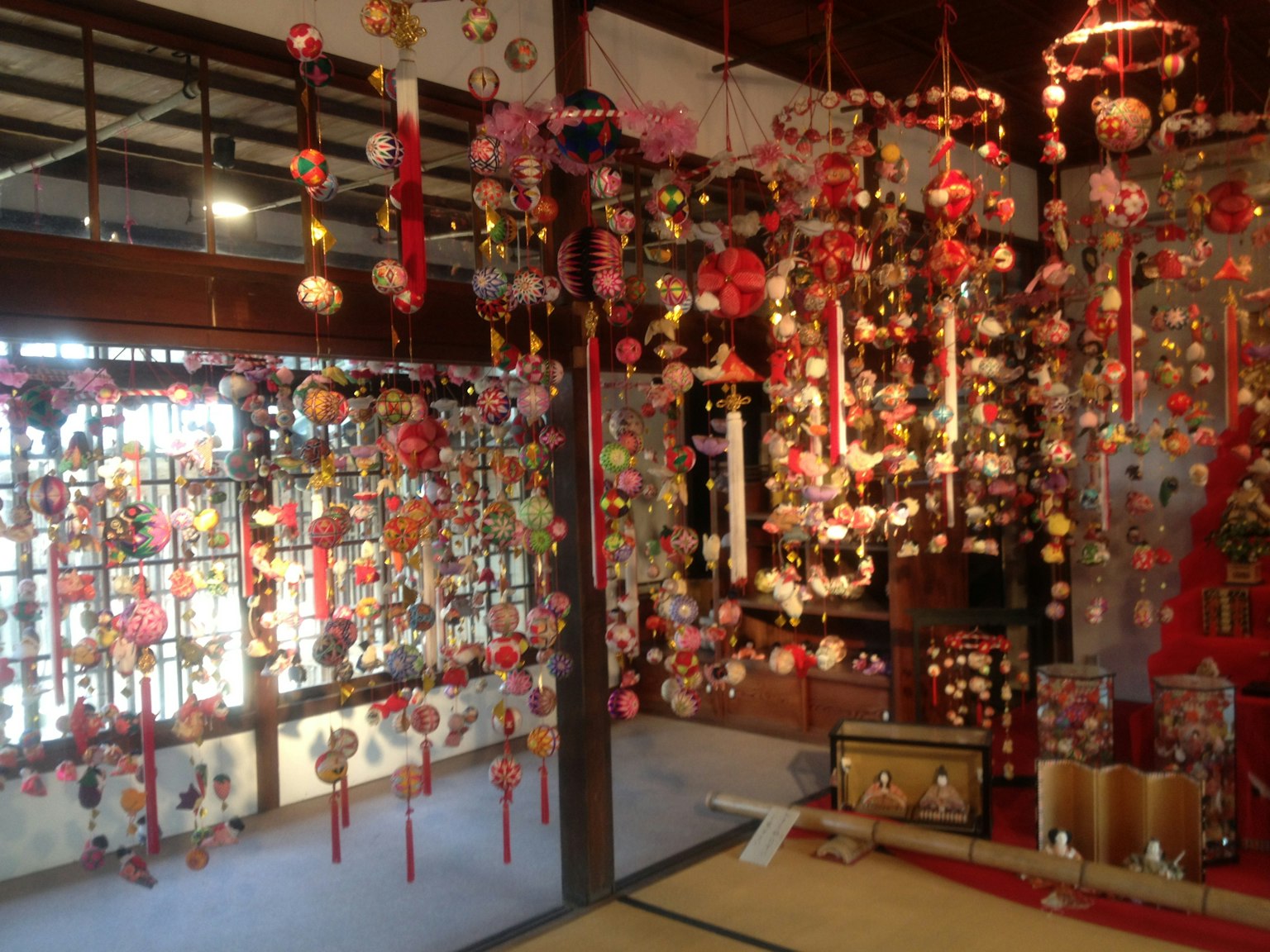 Una habitación japonesa tradicional decorada con adornos colgantes coloridos