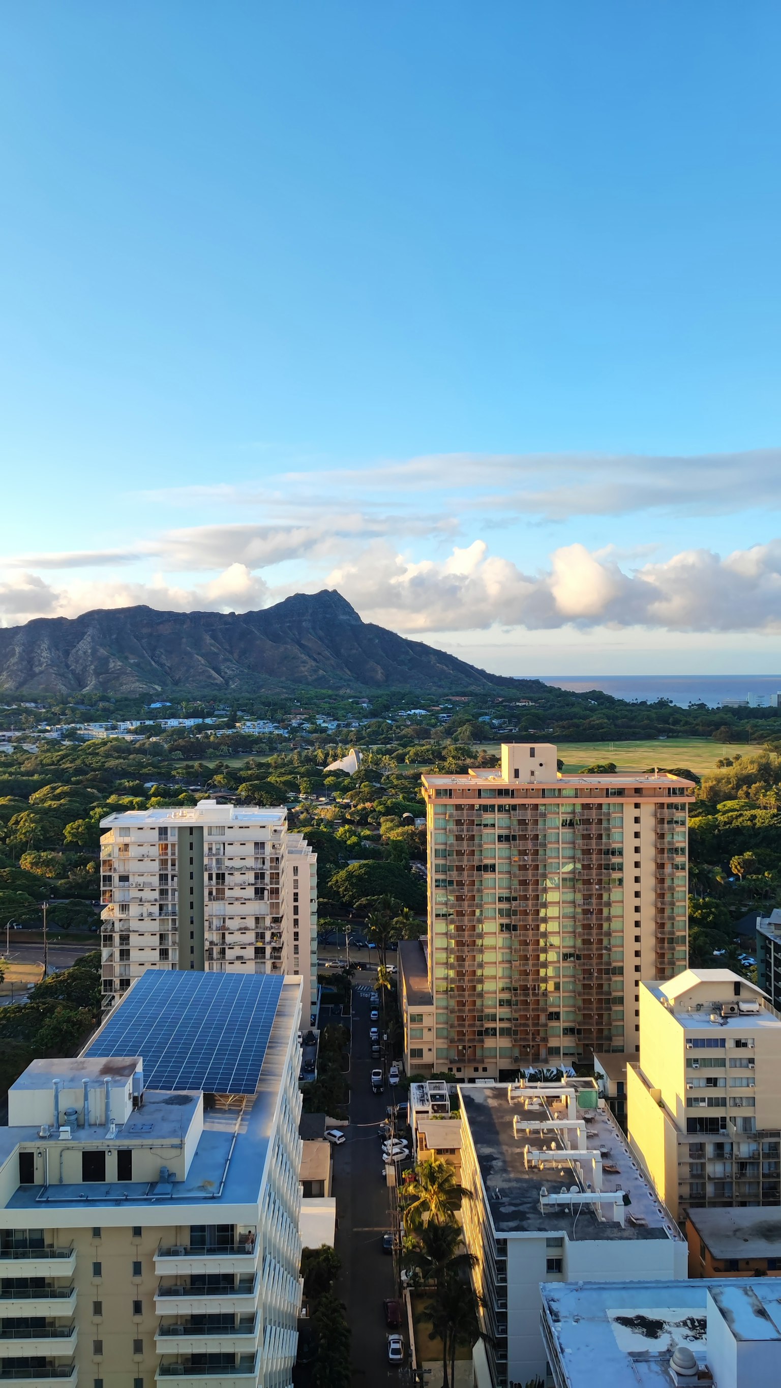 Pemandangan panorama Diamond Head dan bangunan kota di bawah langit biru cerah di Hawaii