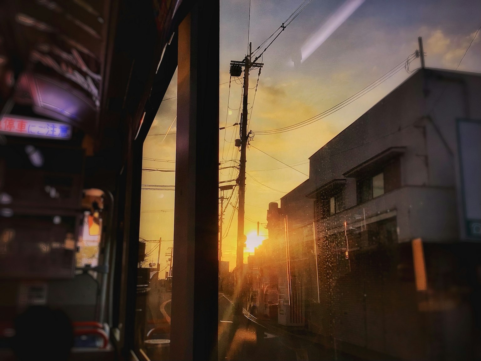 从公交车窗外看到的日落和城市景观