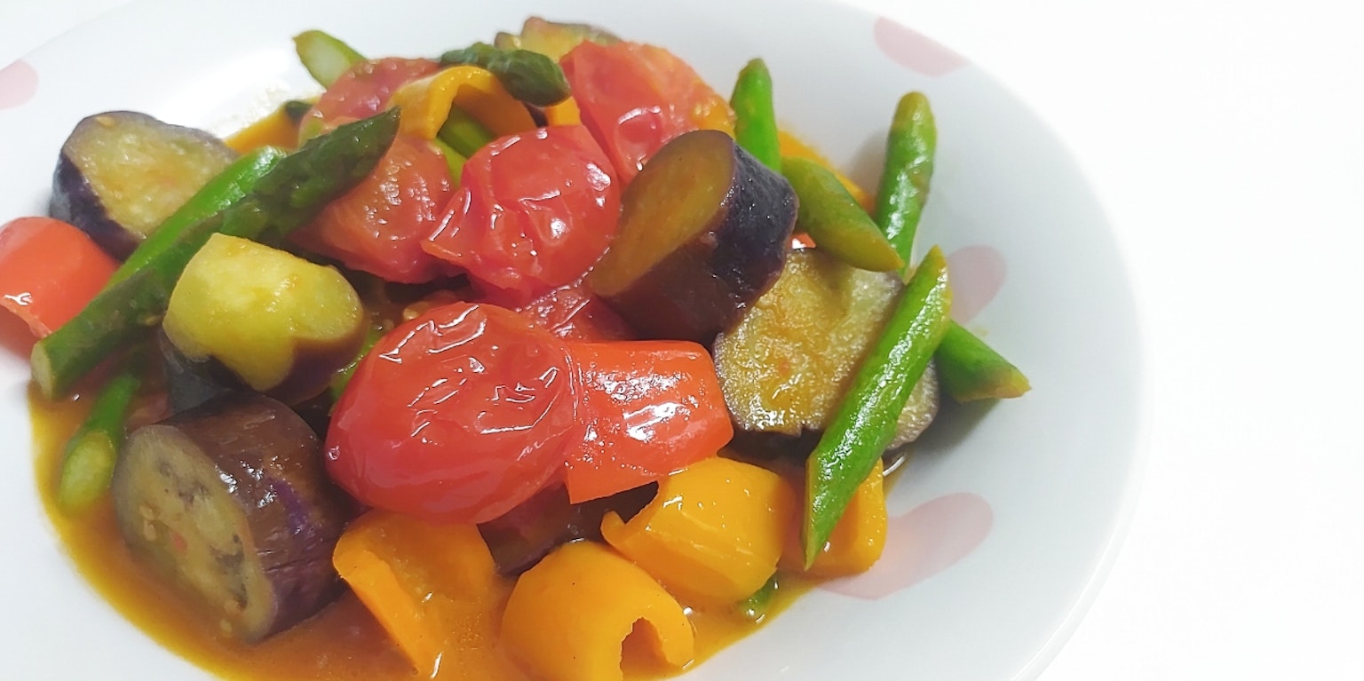 Một đĩa rau trộn đủ màu bao gồm cà chua, đậu xanh và ớt chuông