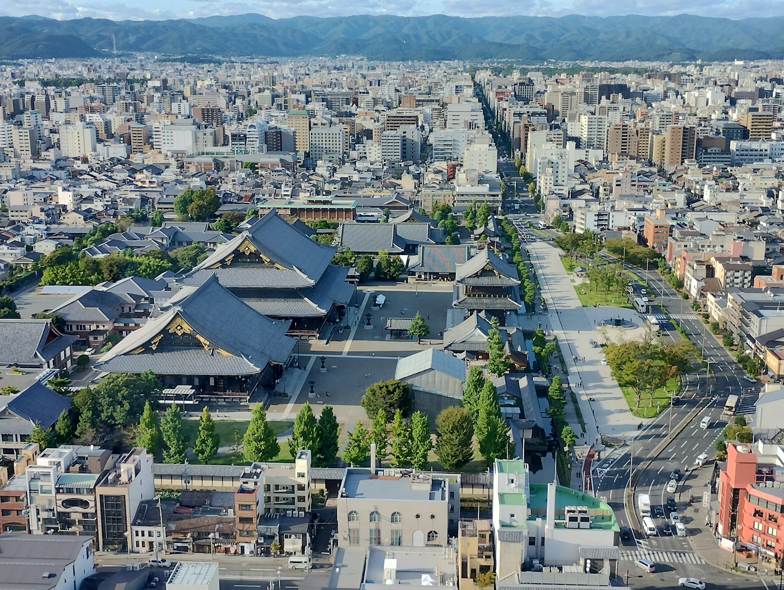 Vue aérienne d'un paysage urbain avec des temples traditionnels et des rues bordées d'arbres