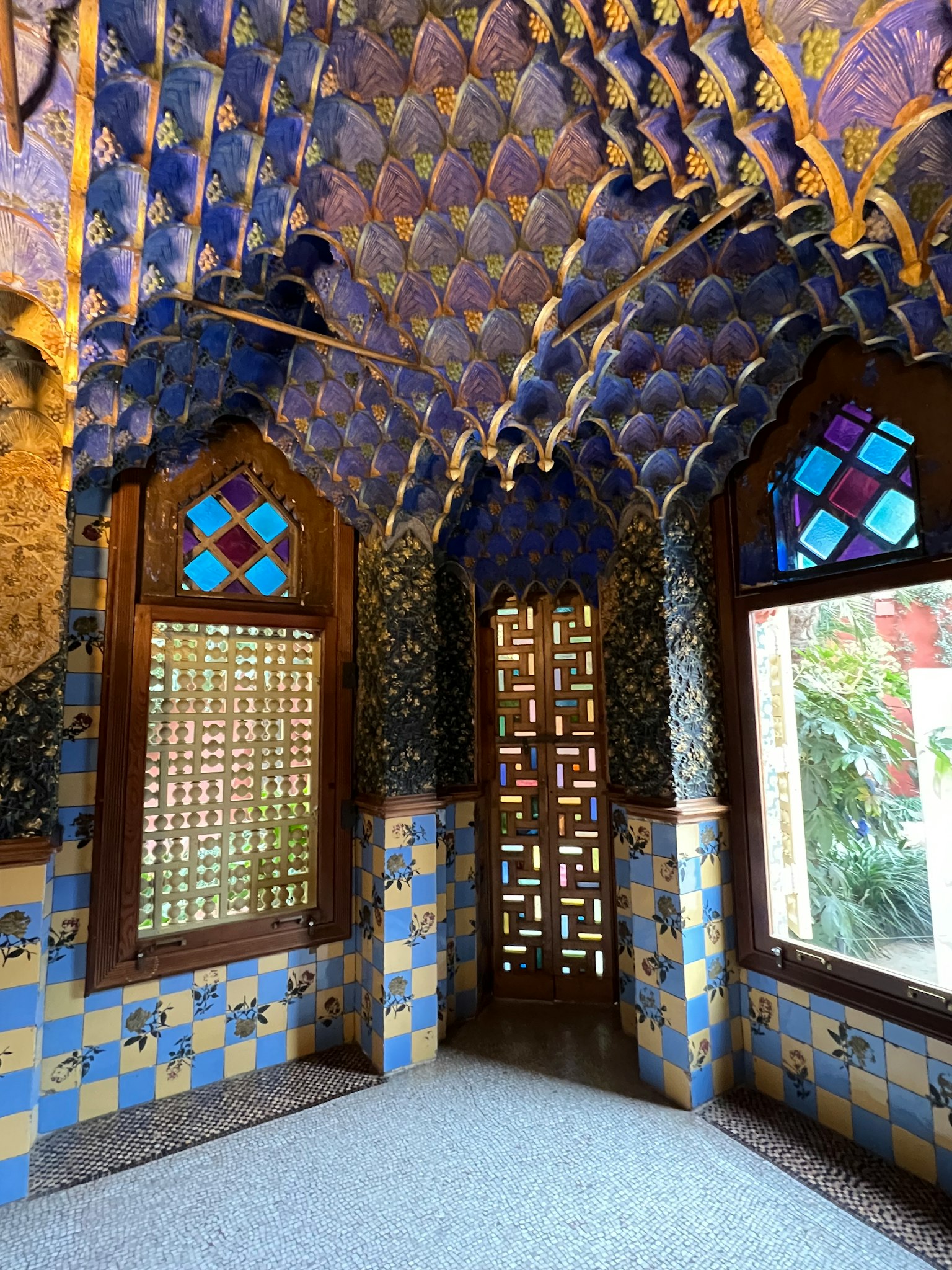 ภายใน Casa Batlló แสดงให้เห็นถึงองค์ประกอบตกแต่งด้วยกระเบื้องสีน้ำเงินและการออกแบบเพดานที่เป็นเอกลักษณ์