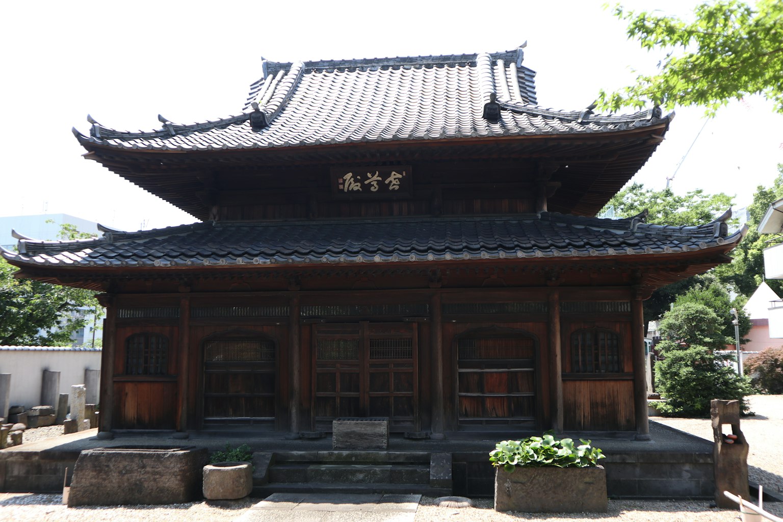 Bangunan kuil Jepang tradisional dengan atap melengkung yang khas terbuat dari kayu