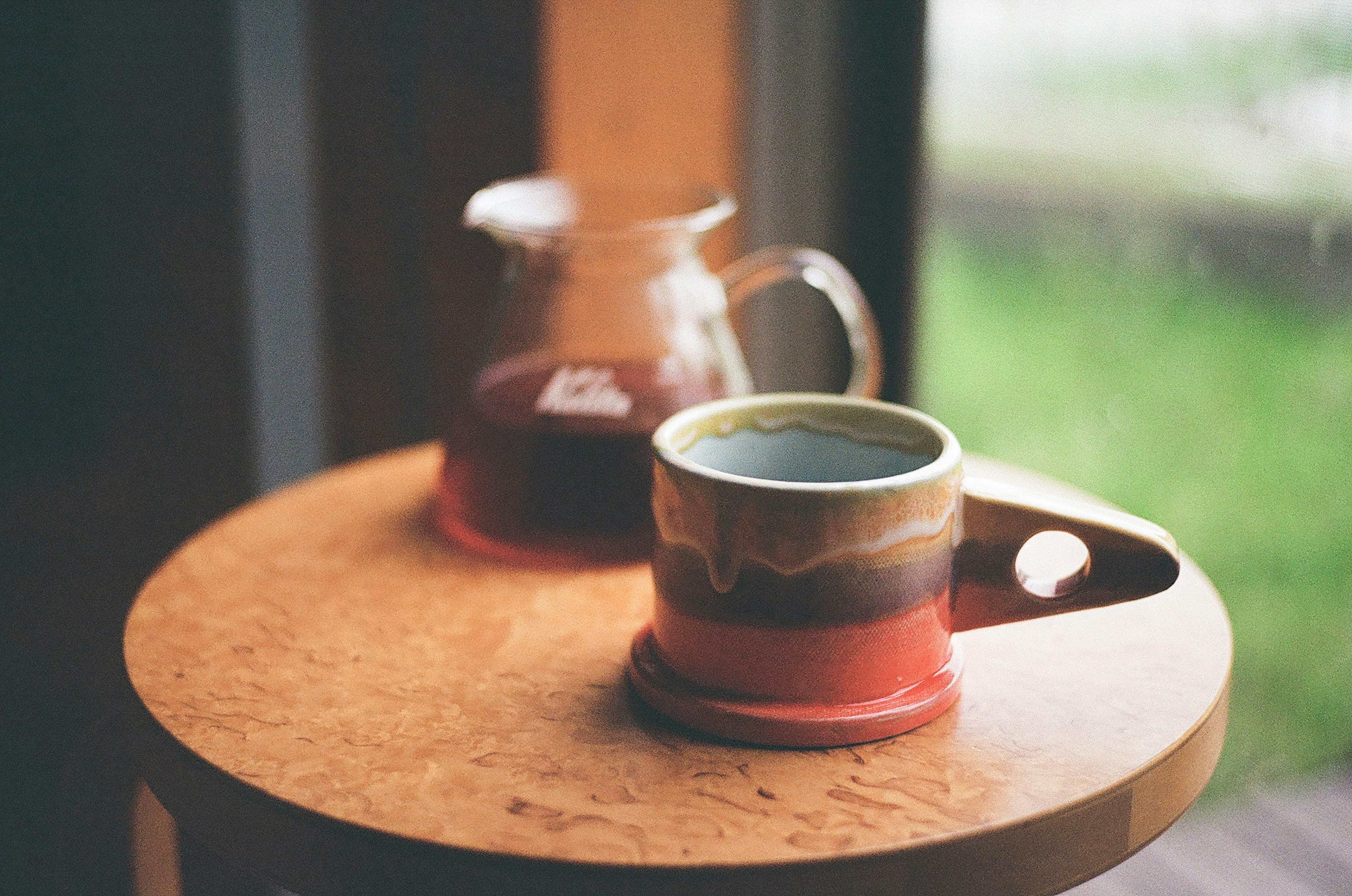 木托盘上的茶杯和茶壶