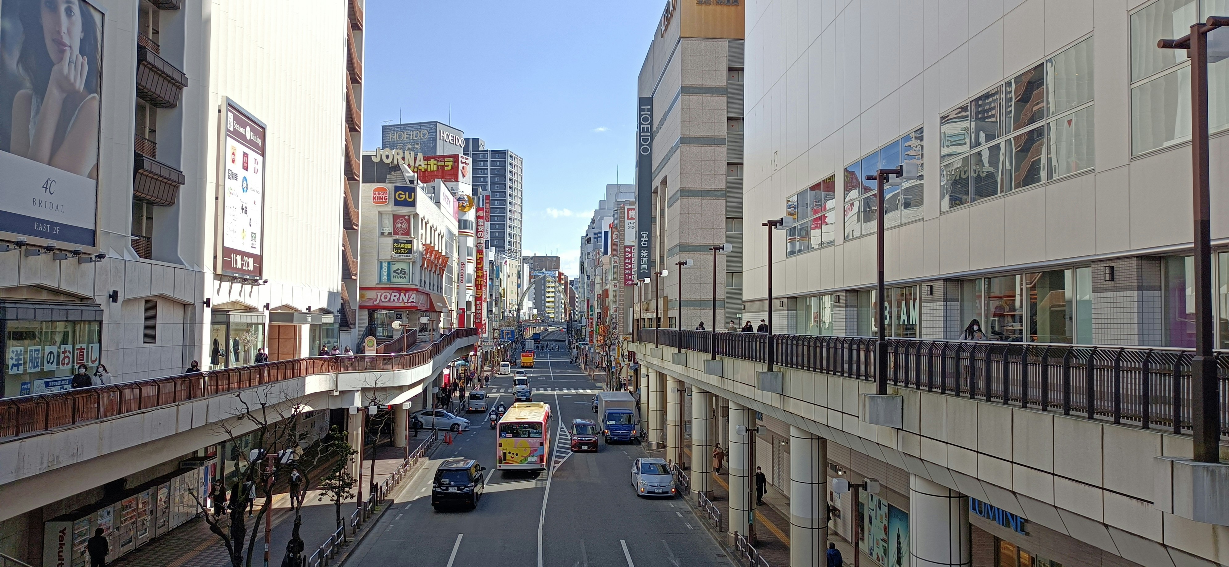 町田駅前の商業ビルが並ぶ駅前通り