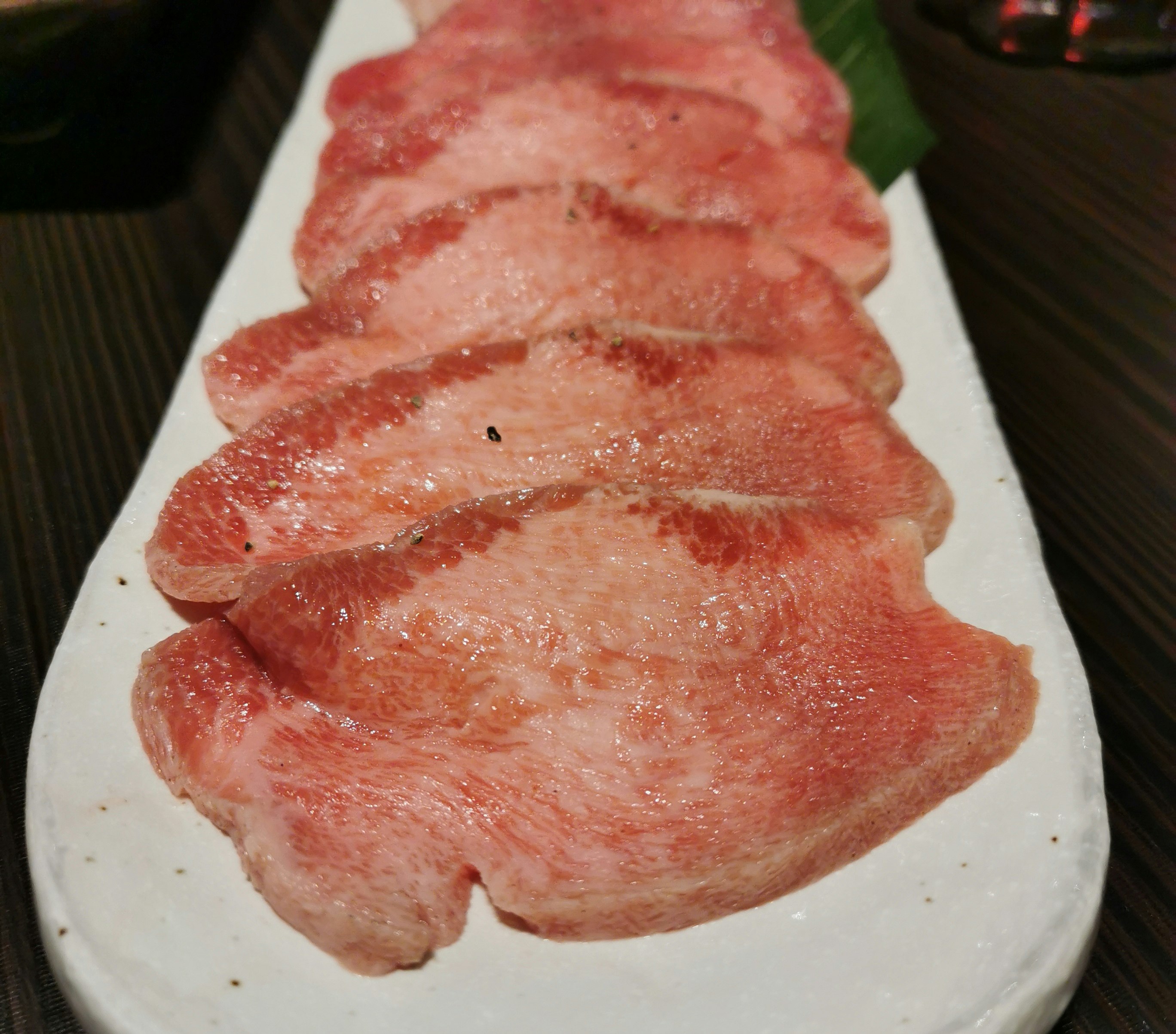 皿に盛られた生ハムのスライス