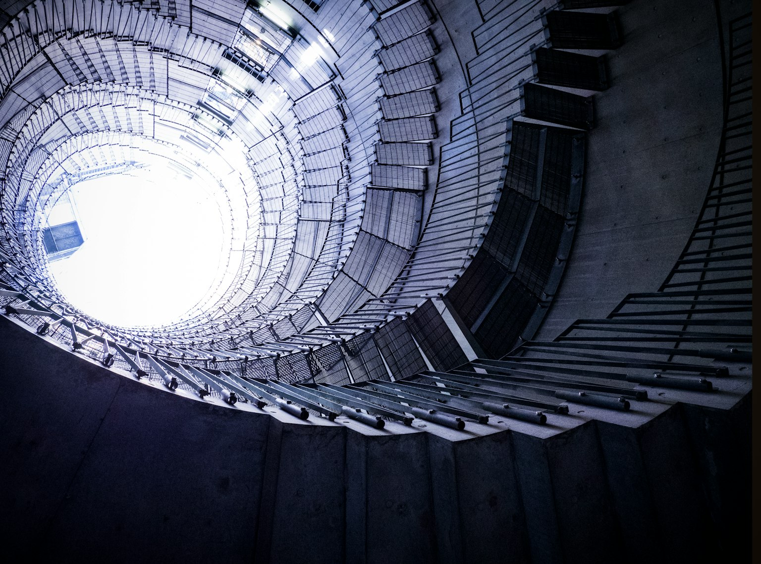 Vista di una scala a spirale che porta a una luce brillante