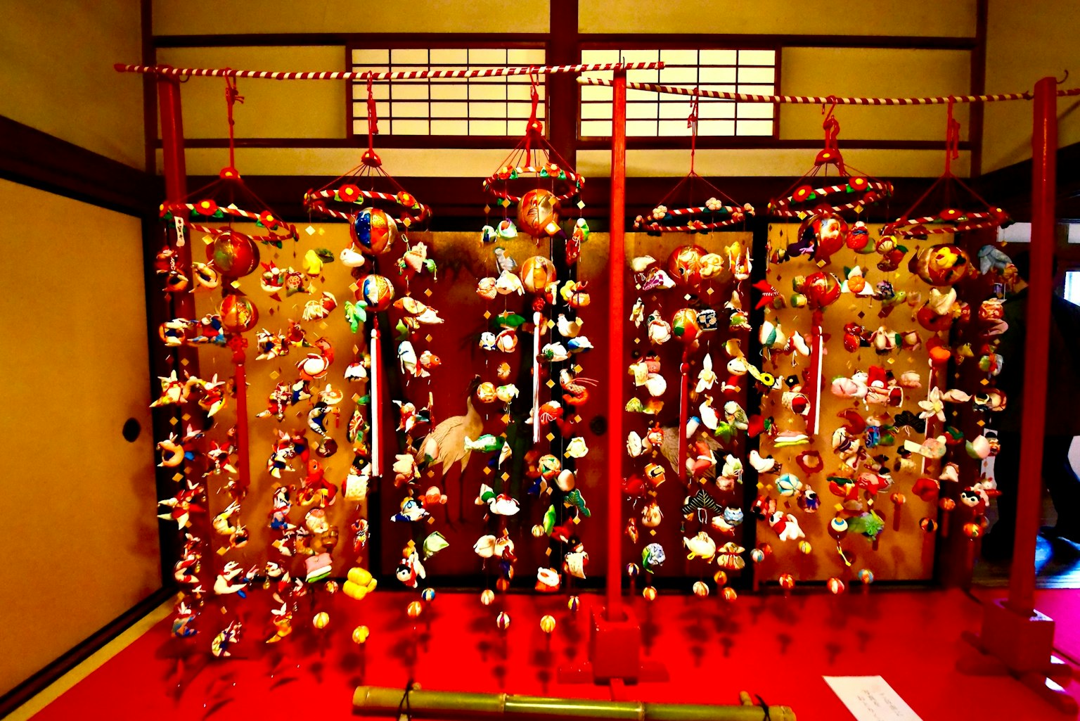 Muñecas japonesas coloridas colgadas en una habitación tradicional