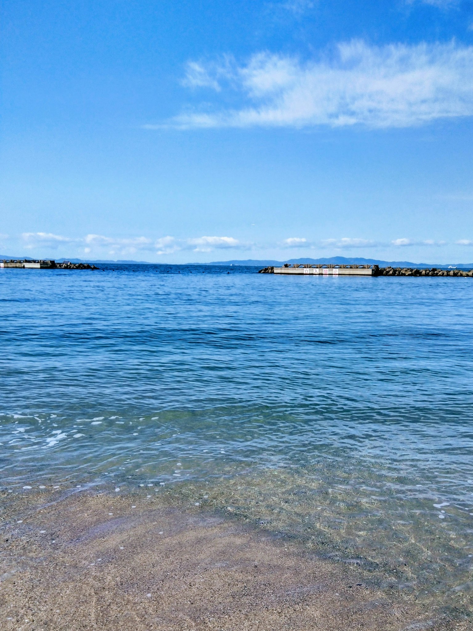 藍色海洋和天空的風景 平靜的波浪和沙灘