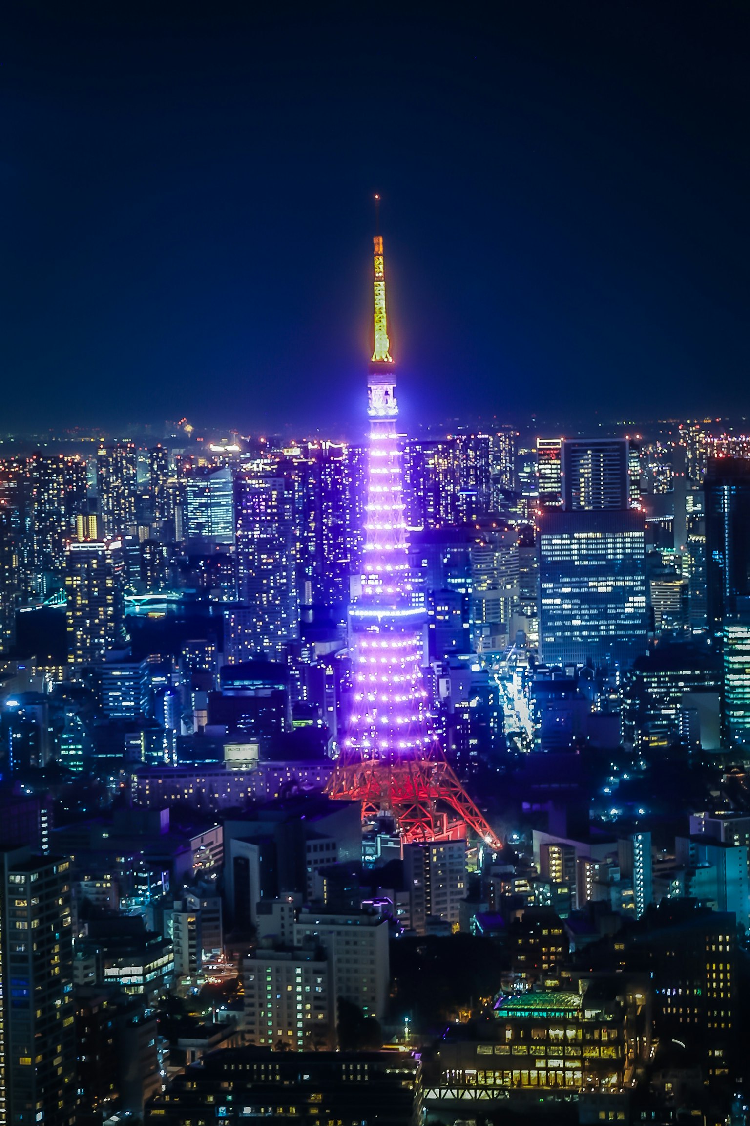 东京塔在夜间被五光十色的灯光照亮