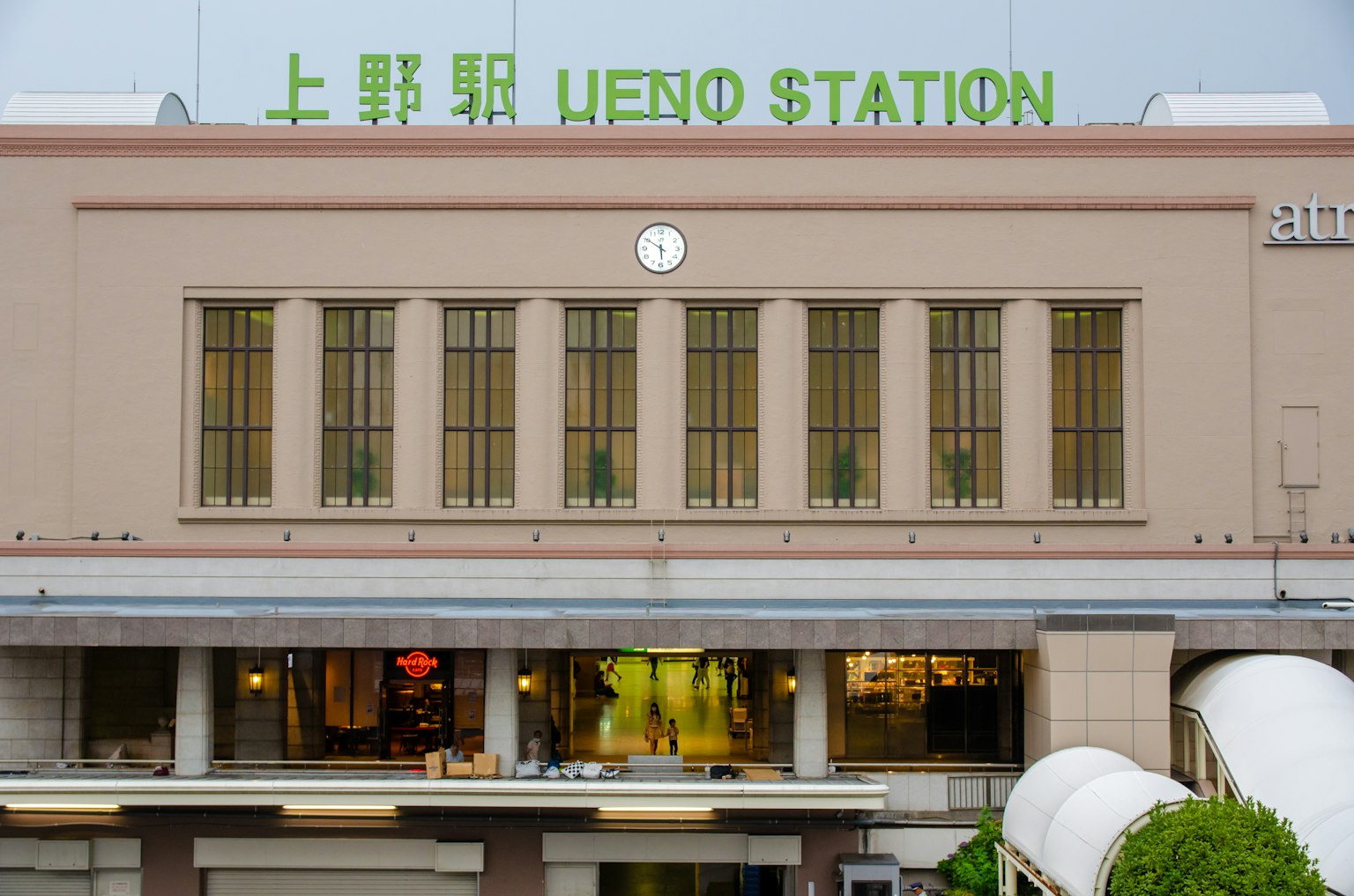 Gebäude des Ueno Bahnhofs mit auffälligem grünen Schild