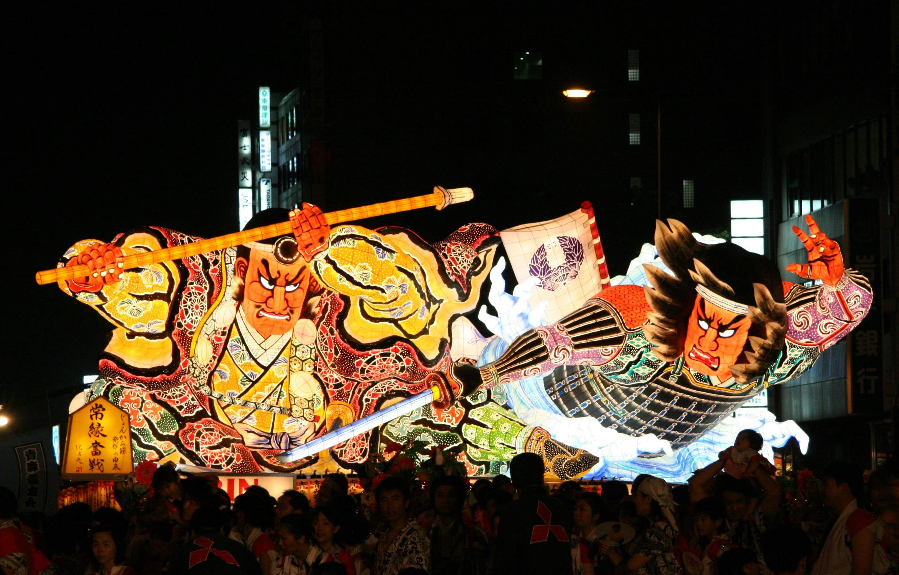 Xe diễu hành lễ hội Nebuta đang chuyển động trên Shinmachi-dori vào ban đêm
