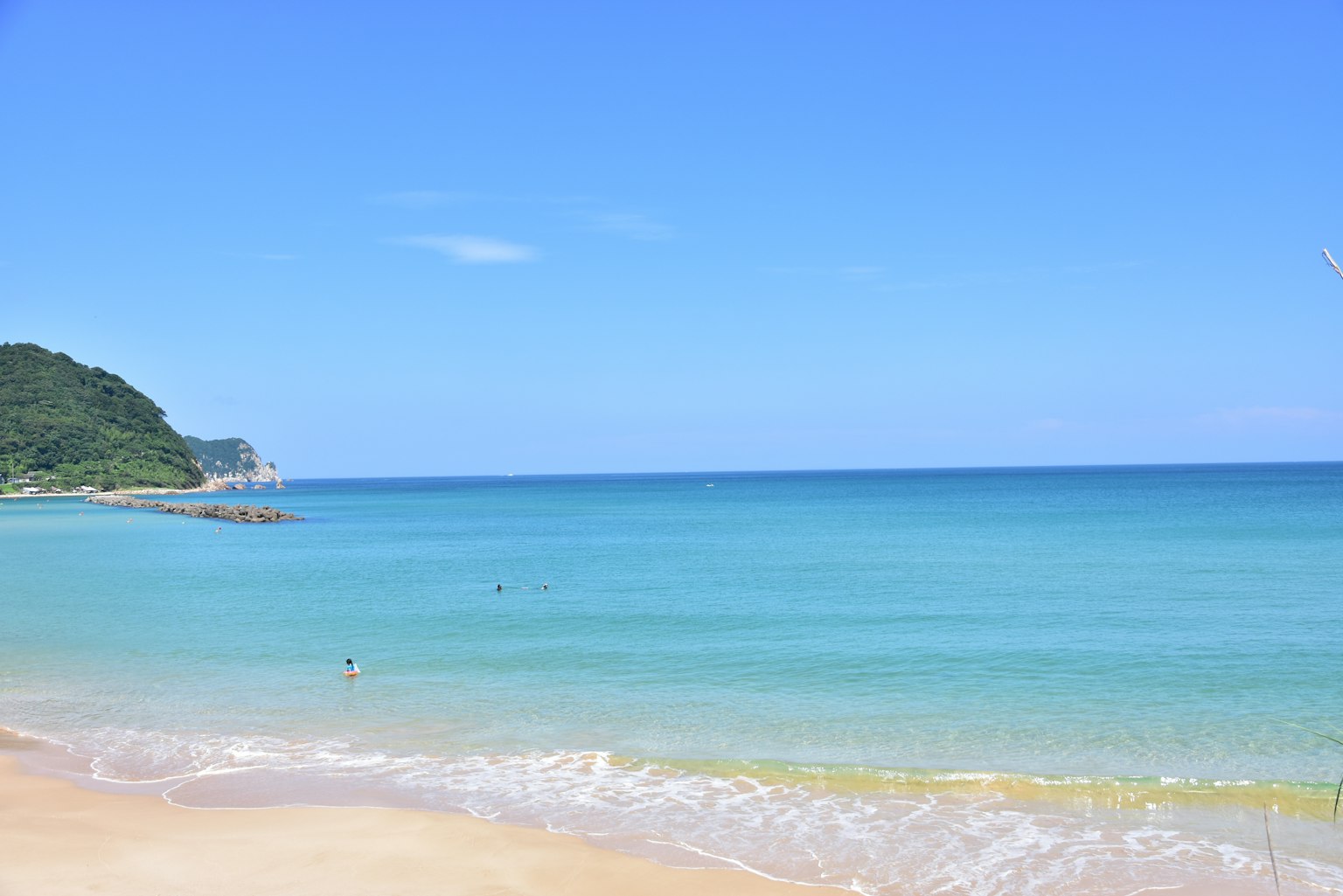 Vista escénica de una playa con agua azul y arena blanca