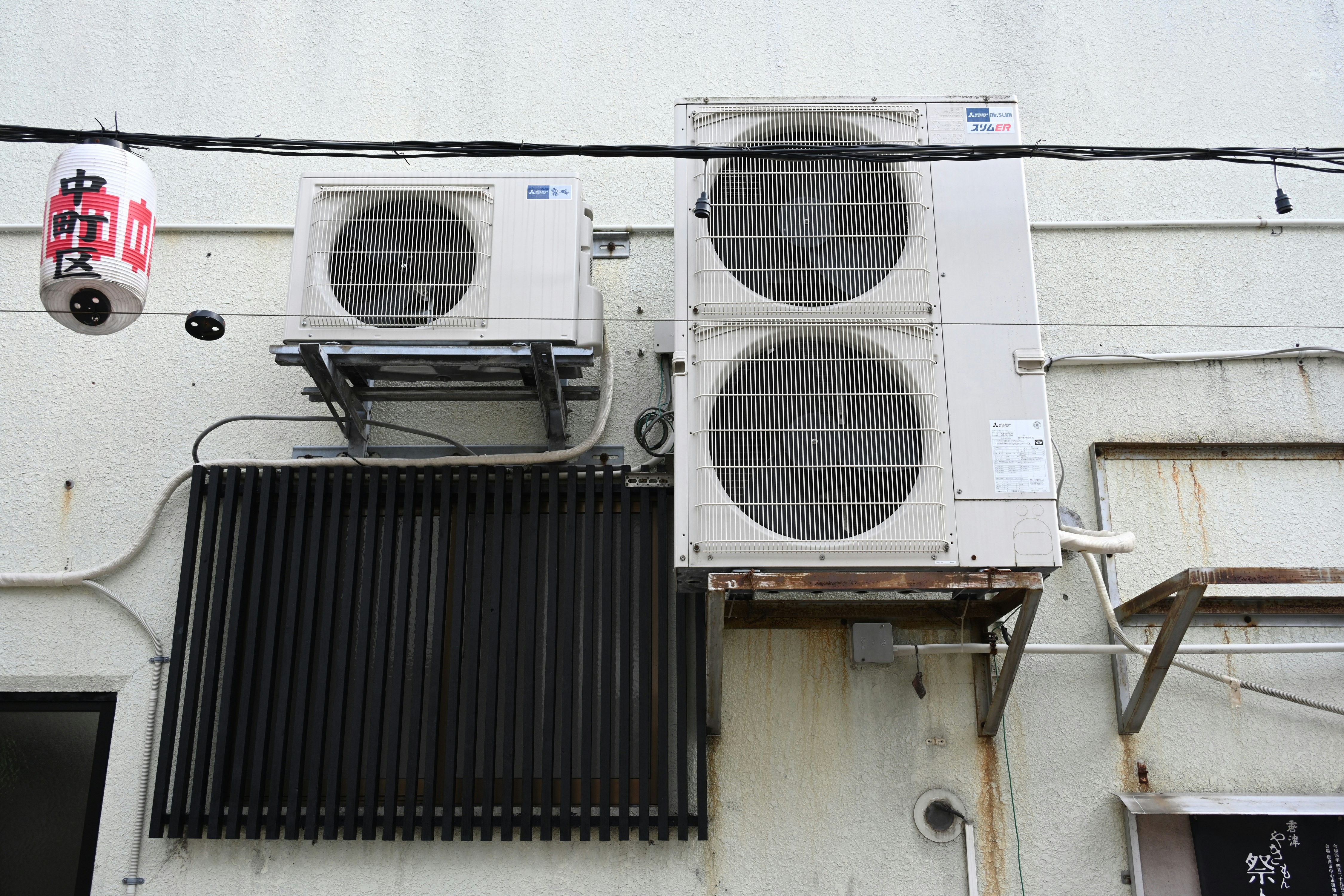 建築外牆上的冷氣外機