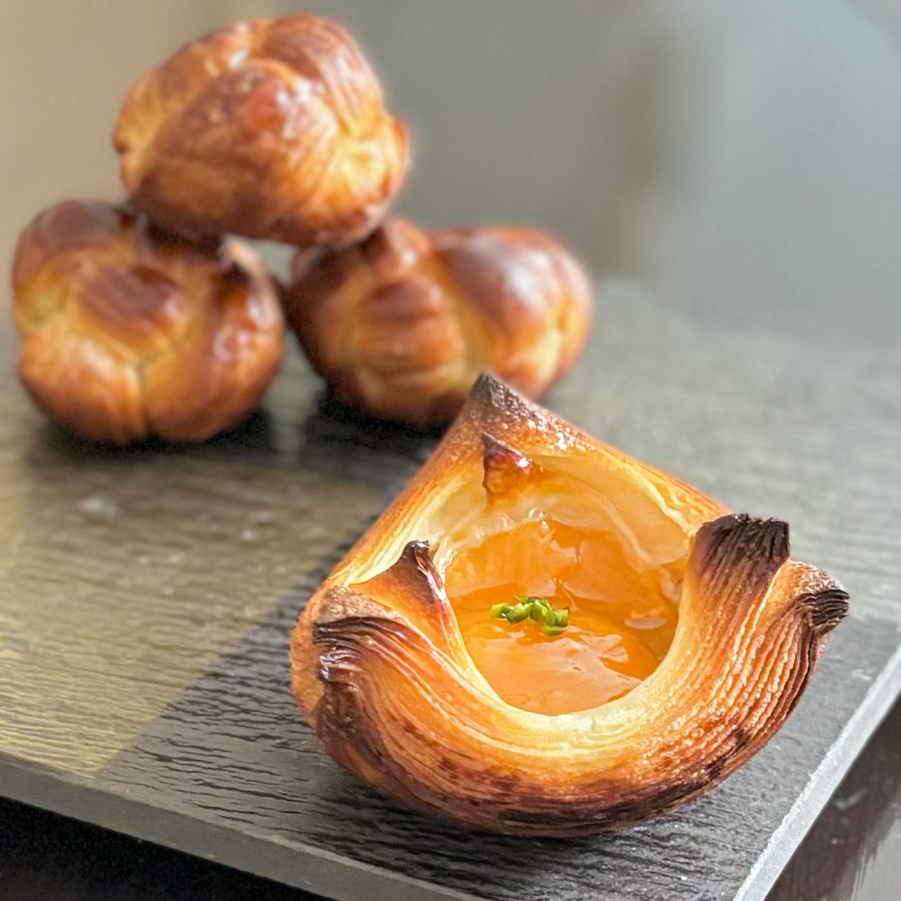 木製トレーに並ぶデニッシュと焼き菓子